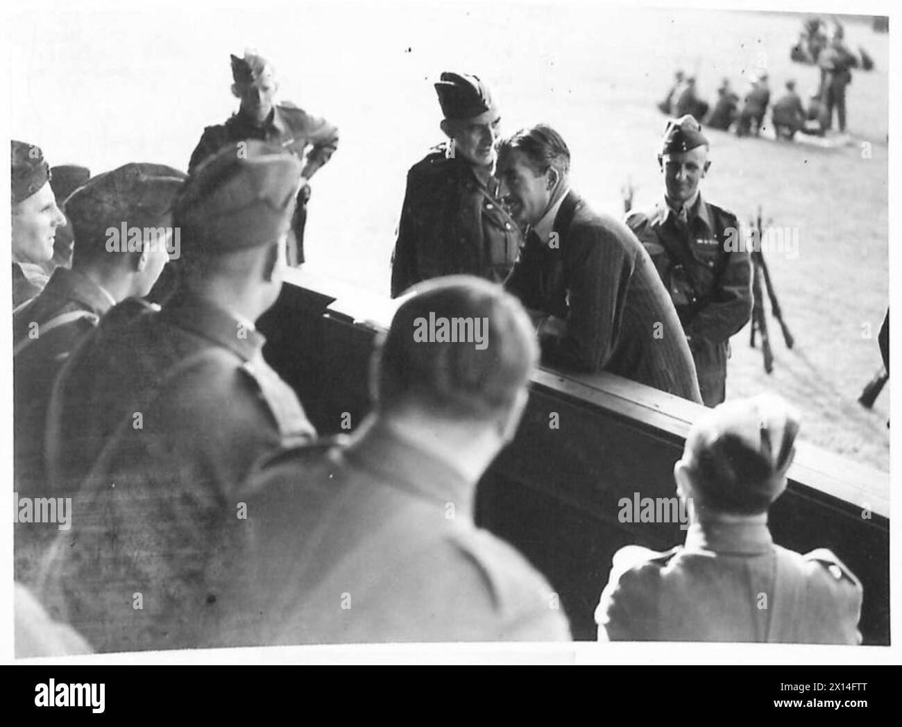 Il Segretario di Stato per la Guerra osserva e parla con il personale della Guardia interna ricevendo istruzioni su una tribuna di rugby. Foto Stock