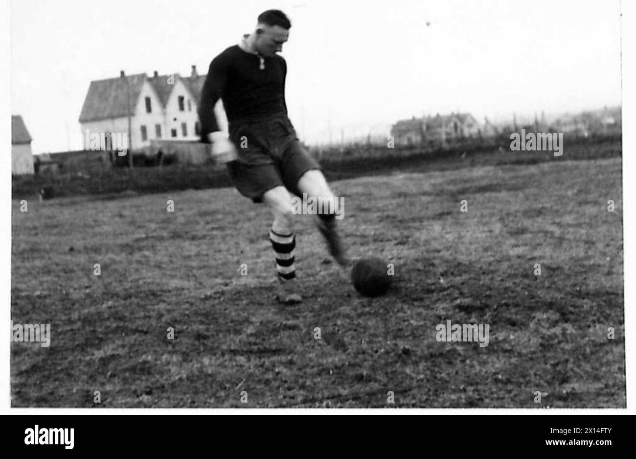 Il sergente W. Robinson, anche lui giocatore di football dei Sunderland, partecipa ad attività con le truppe britanniche di stanza in Islanda. Foto Stock