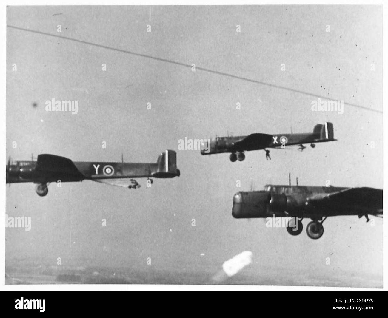 Le truppe di paracadutisti britanniche lasciano un volo di aerei durante le esercitazioni, dimostrando la prontezza operativa in volo. Foto Stock