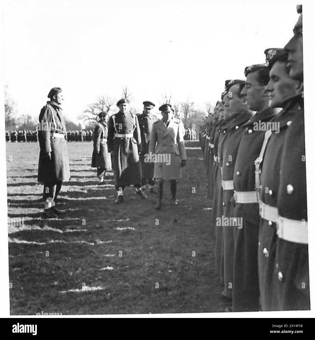 Sua Maestà il Re ispeziona l'artiglieria di divisione durante una visita alle truppe d'invasione. Foto Stock