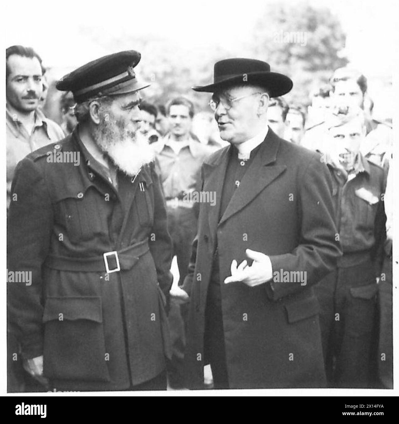 I delegati apostolici in Gran Bretagna visitano i prigionieri di guerra italiani, tra cui un prigioniero navale di 55 anni catturato a Tobruk durante la prima avanzata di Wavell. Foto Stock