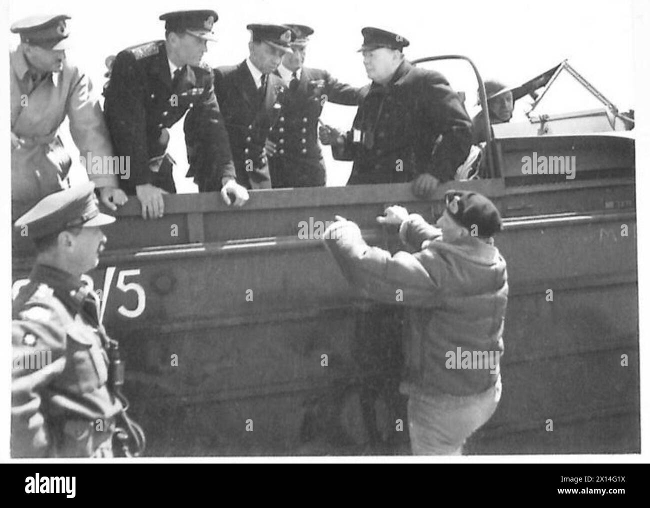 Winston Churchill visita la Normandia il 12 giugno 1944, accolto dal generale Bernard Montgomery del 21° gruppo d'Armata, arrivando con un veicolo anfibio DUKW. Foto Stock