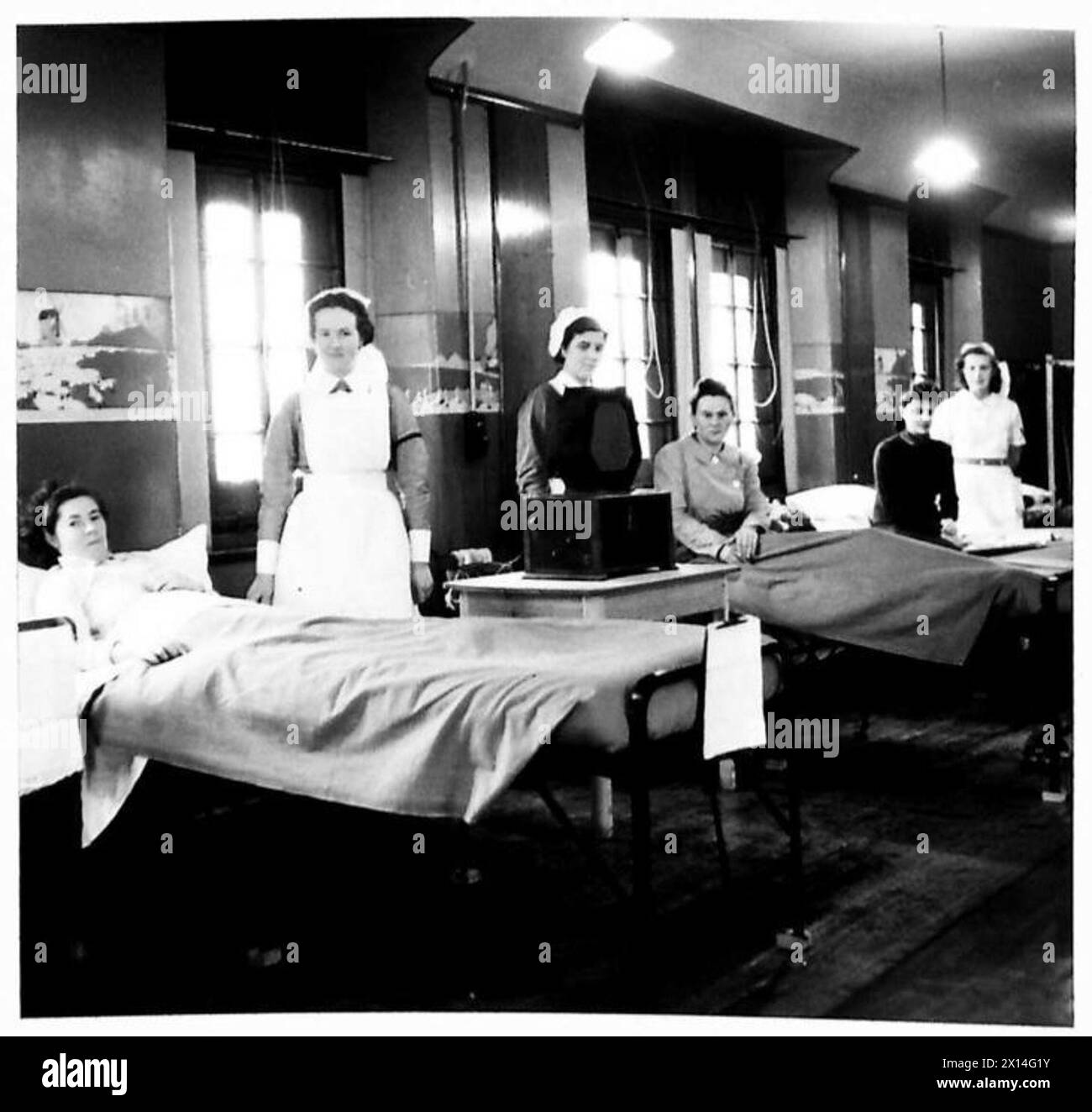 Pazienti e infermieri sono mostrati nel reparto femminile del Paderewski Memorial Hospital di Edimburgo, parte della Scuola polacca di Medicina dell'Università di Edimburgo, che operò tra il 1941 e il 1949 per formare ufficiali medici e studenti del i corpo polacco in Scozia. Foto Stock