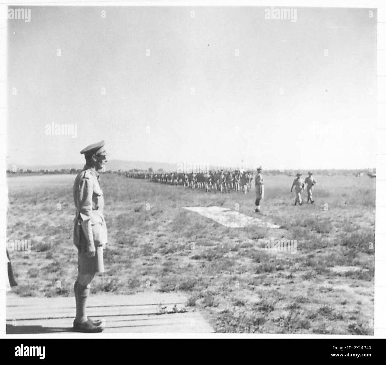 Re Giorgio vi osservando il II corpo polacco marciare oltre l'aeroporto di Castiglione del Lago il 26 luglio 1944 durante la sua visita all'VIII Armata britannica nella campagna d'Italia, 1943-1945. Foto Stock