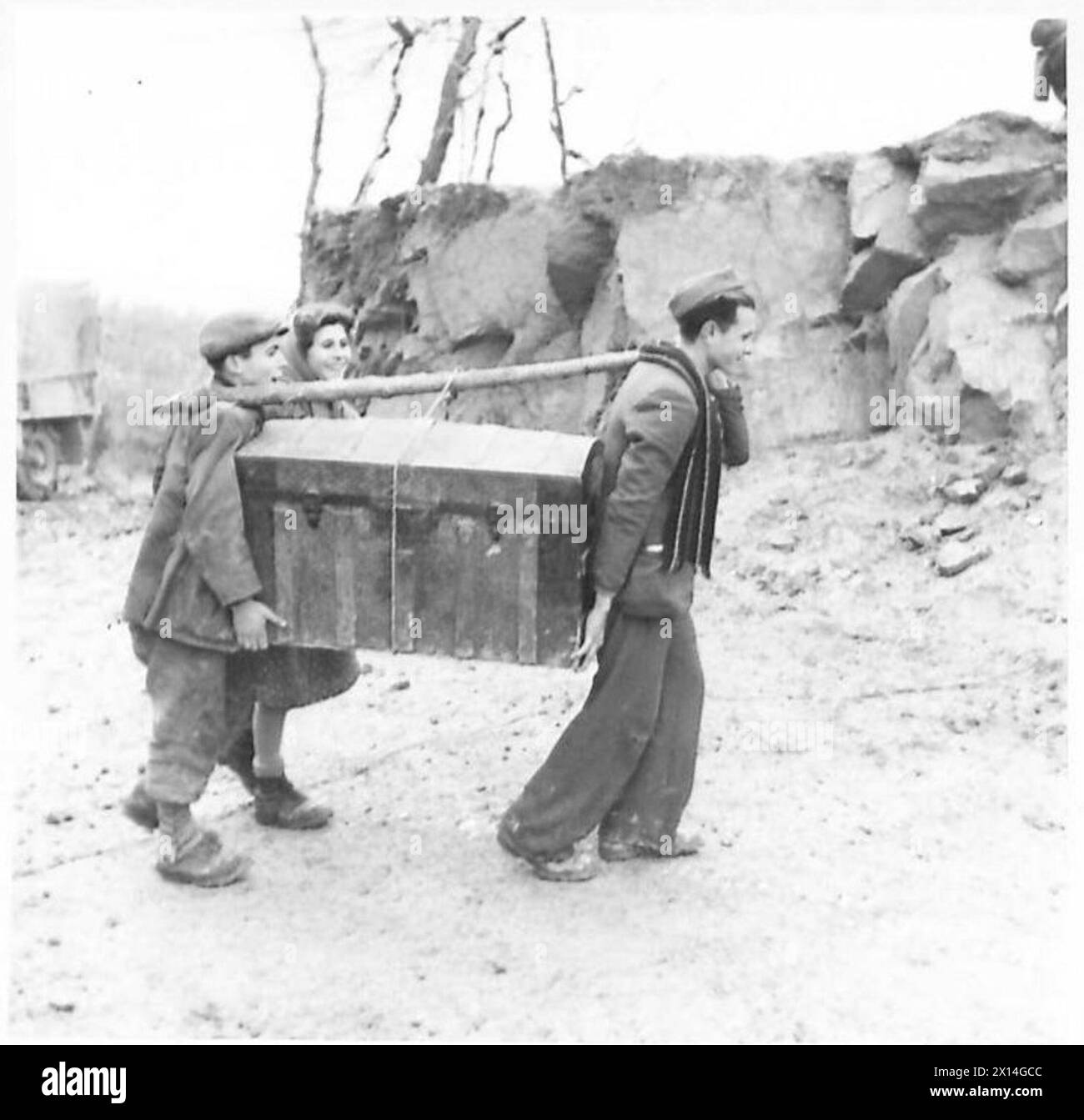 I bambini civili trasportano i loro effetti personali ai punti di imbarco mentre vengono evacuati dalle aree di prima linea dalla Fifth Army dell'esercito britannico in Italia. Foto Stock