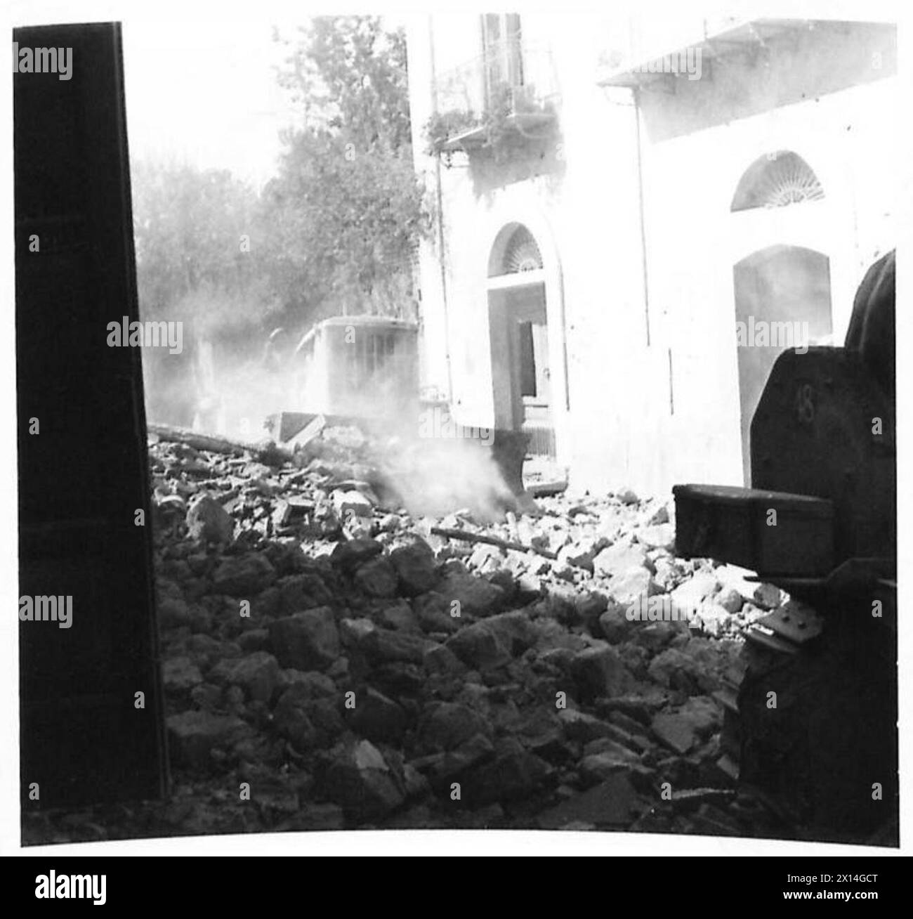 I Royal Engineers britannici gestiscono bulldozer per rimuovere i detriti dalle strette strade di San-Mango, facilitando l'avanzata delle truppe britanniche nell'area di Salerno durante le operazioni militari. Foto Stock