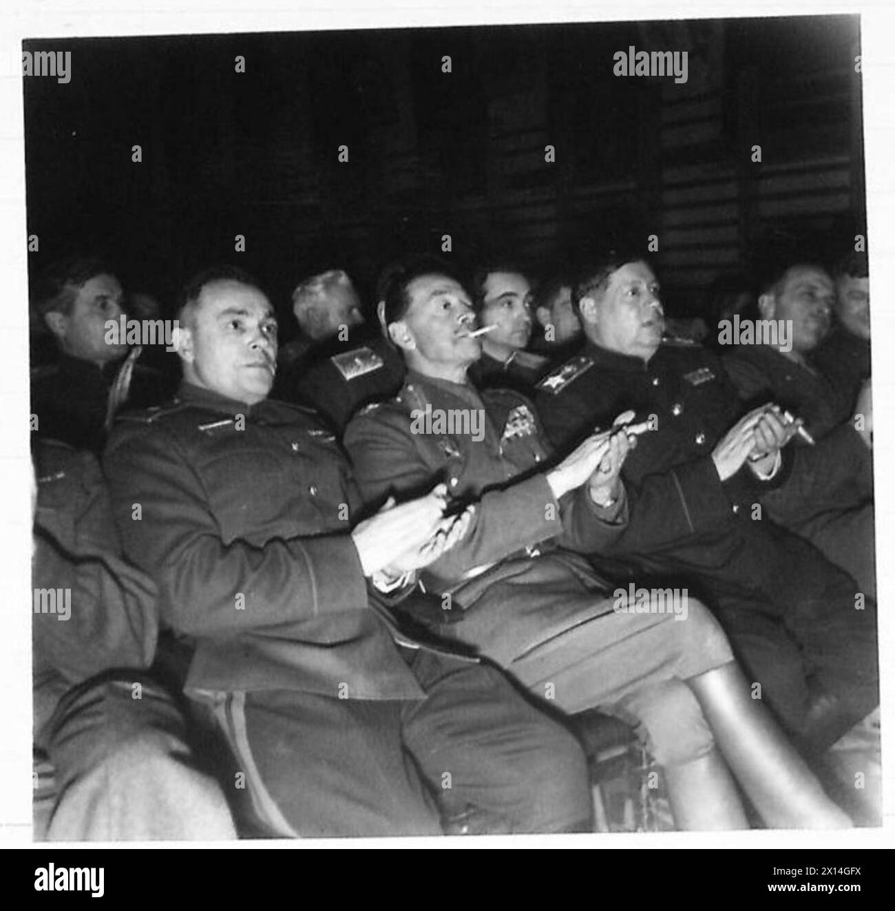 Il feldmaresciallo Alexander incontra i comandanti russi e osserva un ballo mentre fuma una sigaretta durante un evento dell'esercito britannico. Foto Stock