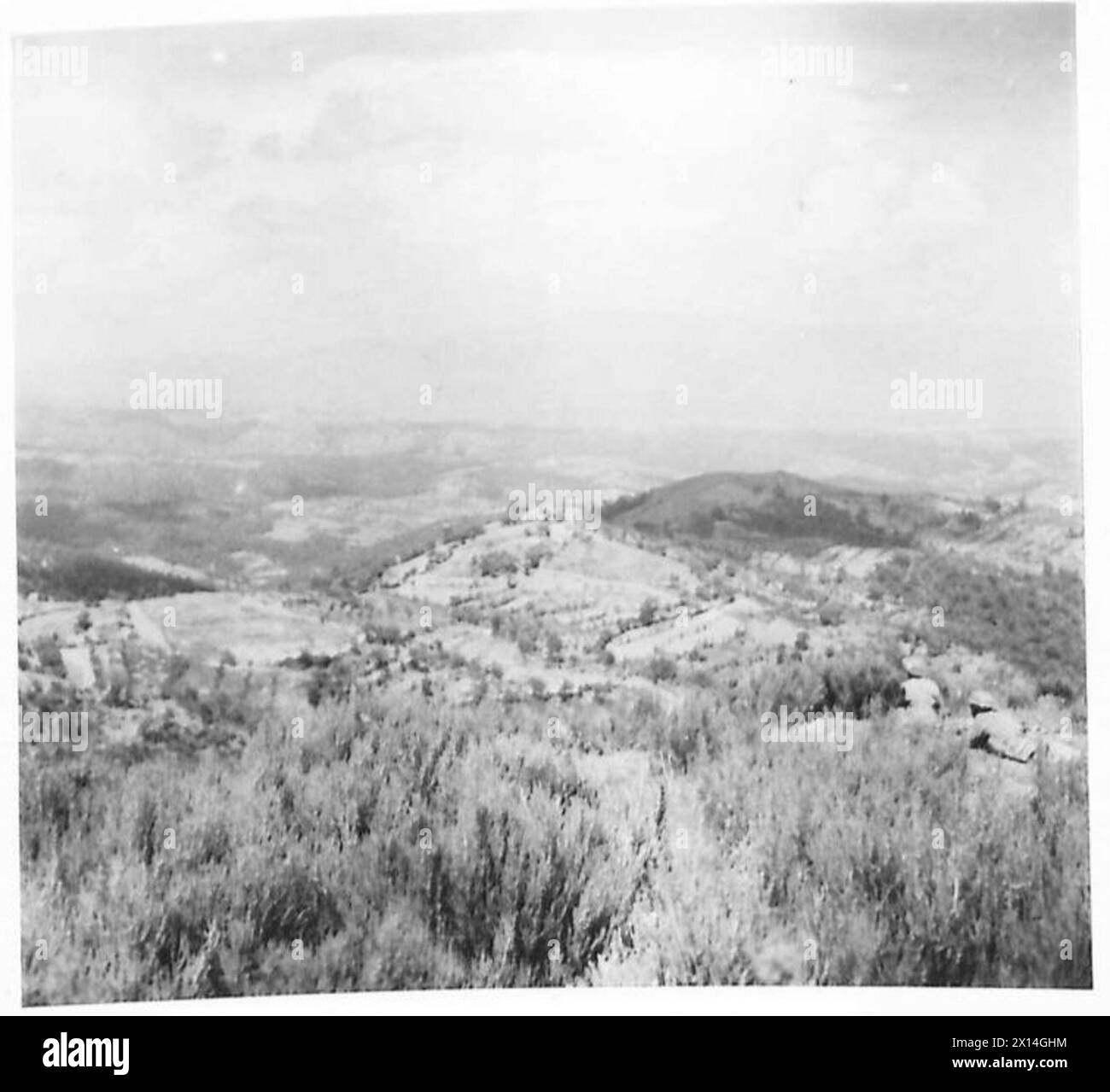 Le posizioni di Gurkha sono stabilite sul versante del Monte Castiglione, visto dalla direzione di Gioui, con l'Arno tedesco ad Anghiarai e la dorsale centrale delle Alpi di Catenaia visibile, durante le operazioni dell'esercito britannico. Foto Stock