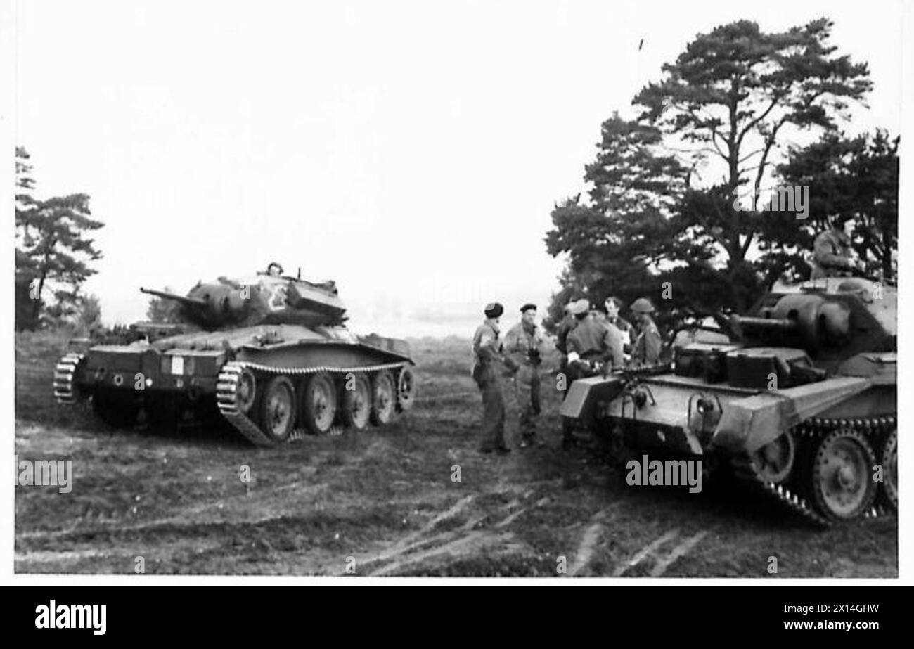 Gli ufficiali dei carri armati si incontrano in conferenza durante una pausa in un'esercitazione su larga scala dell'Eastern Command per pianificare le operazioni e coordinare le unità. Foto Stock