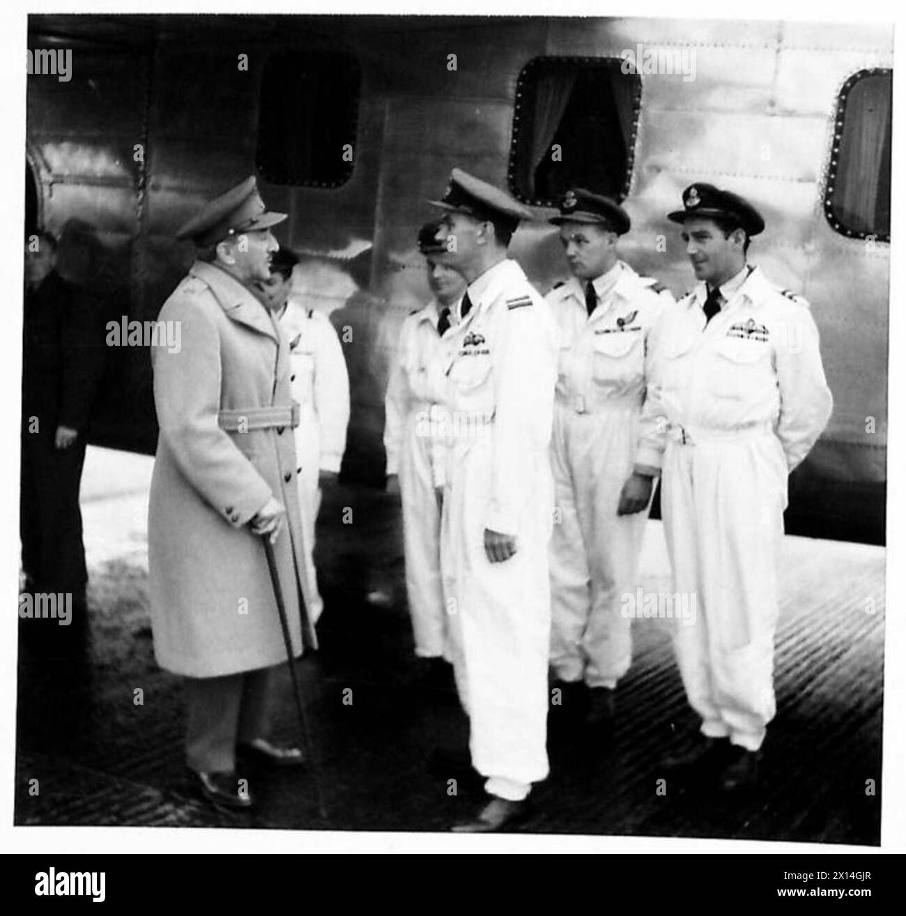 Il feldmaresciallo Alan Brooke arriva in Inghilterra e parla con l'equipaggio che ha pilotato il suo aereo. Foto Stock