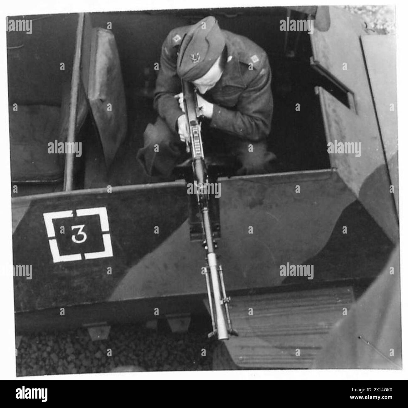 Le auto blindate sono dotate di nuovi attacchi per cannoni Bren in posizioni antiaeree. I montaggi sui veicoli Beaverette sono mostrati con caratteristiche di progettazione dettagliate, come parte delle attrezzature dell'esercito britannico. Foto Stock