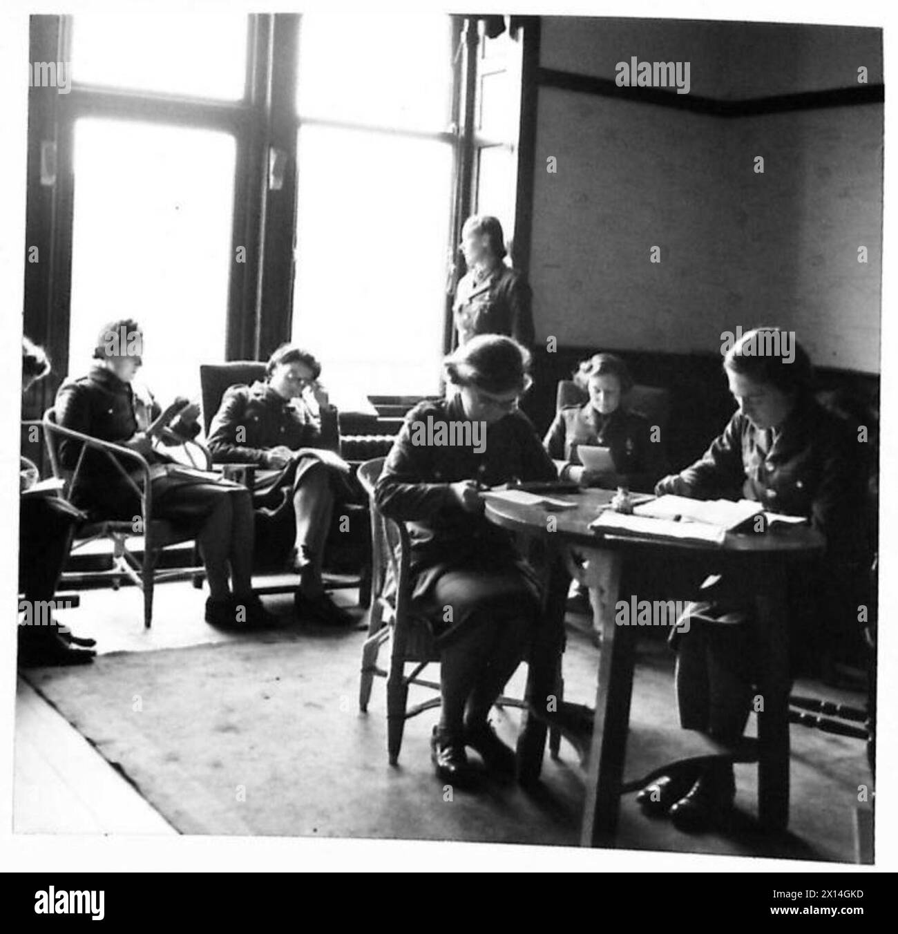 Il personale ATS studia stenografia nella Quiet Room della Scuola clericale, concentrandosi sulle competenze amministrative. Foto Stock