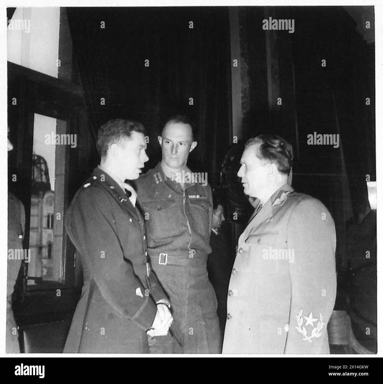 Il maresciallo Tito incontra il colonnello Thayer, capo della missione americana, e il brigadiere MacLean, capo della missione britannica, a seguito della cerimonia di giuramento del governo jugoslavo. Foto Stock