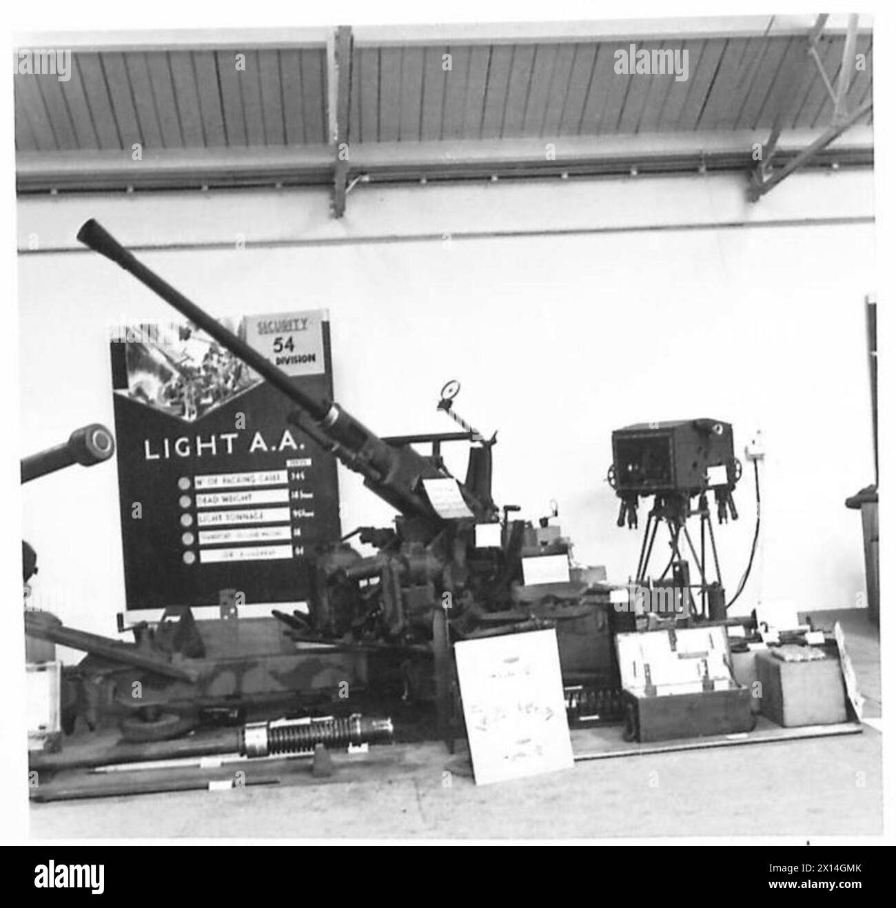 MOSTRA DI ATTREZZATURE PRESSO IL ROYAL ORDNANCE DEPOT - Bofors 40 mm A.A. gun British Army Foto Stock