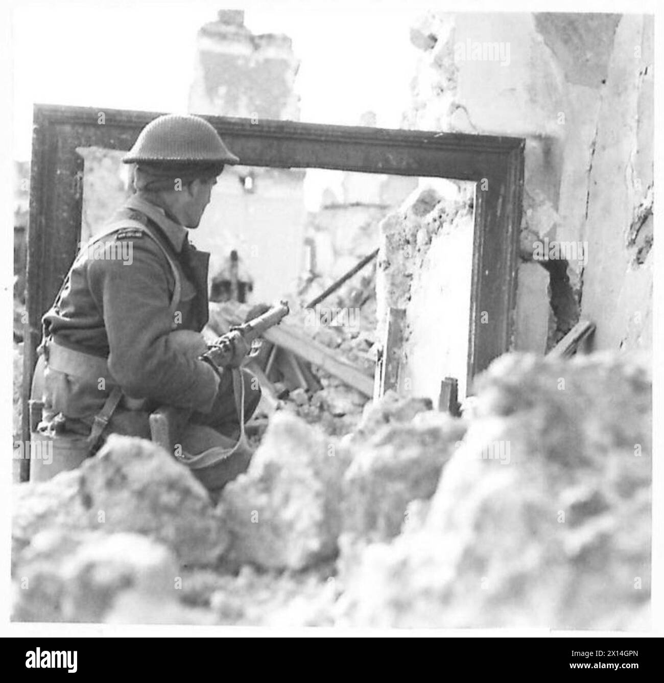 I soliti Hales della Quinta Armata osservano i movimenti nemici per lunghi periodi a Cassino, in Italia, come parte dei compiti di sorveglianza. Foto Stock