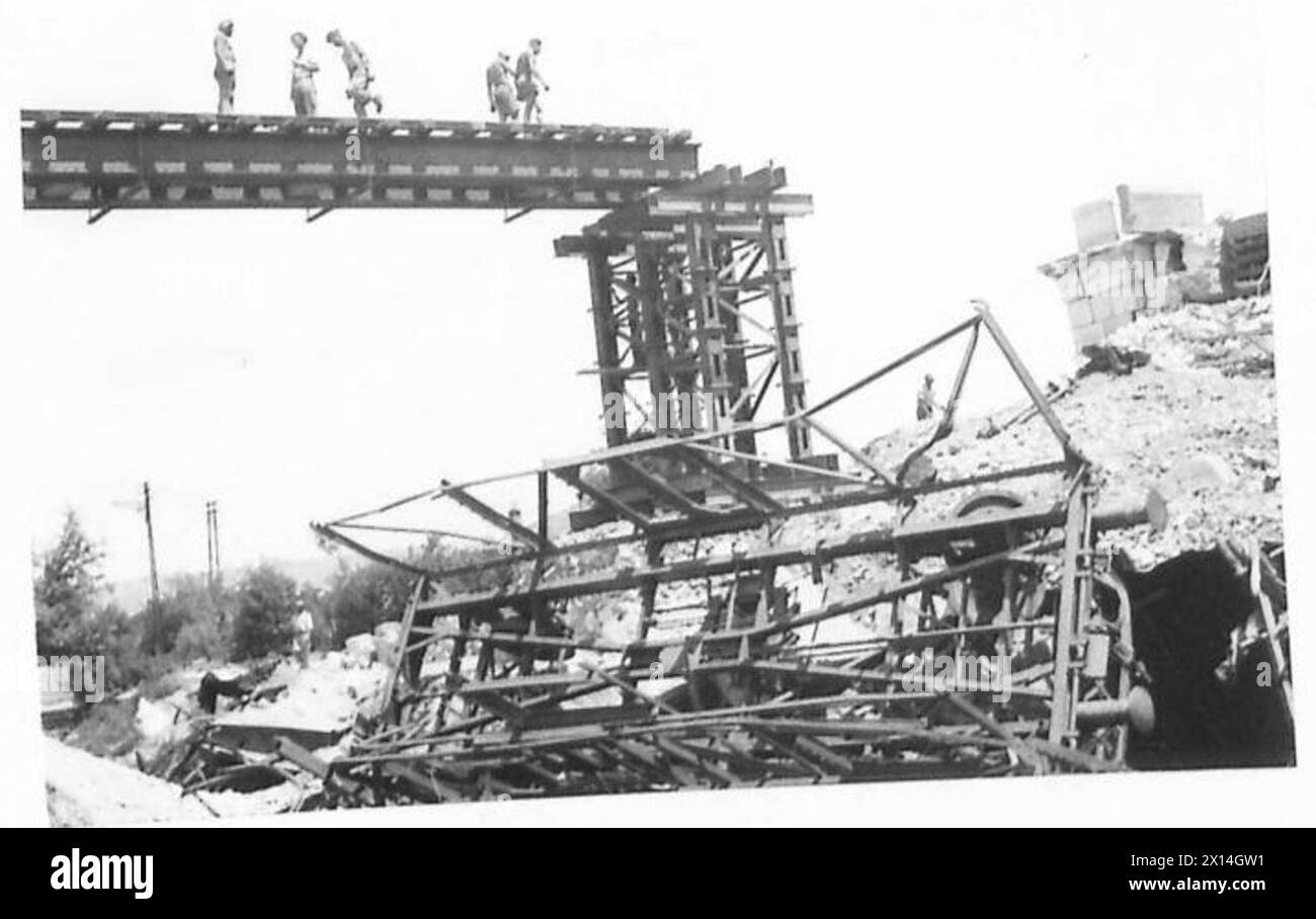 RICOSTRUZIONE DEI PONTI FERROVIARI - in alto sopra la strada, lavori di sfalsamento sul ponte ferroviario, British Army Foto Stock