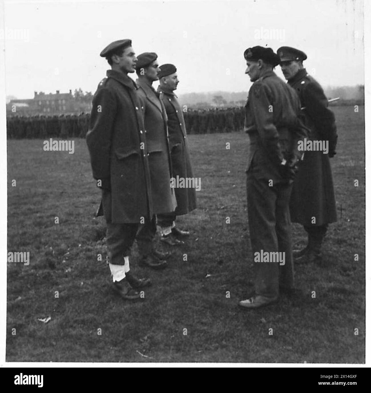 Il generale Bernard Montgomery parla con il tenente colonnello M. Forrester, DSO, MC, del 1/6 Battalion Queen's Regiment durante la sua visita al quartier generale del 21st Army Group. Foto Stock