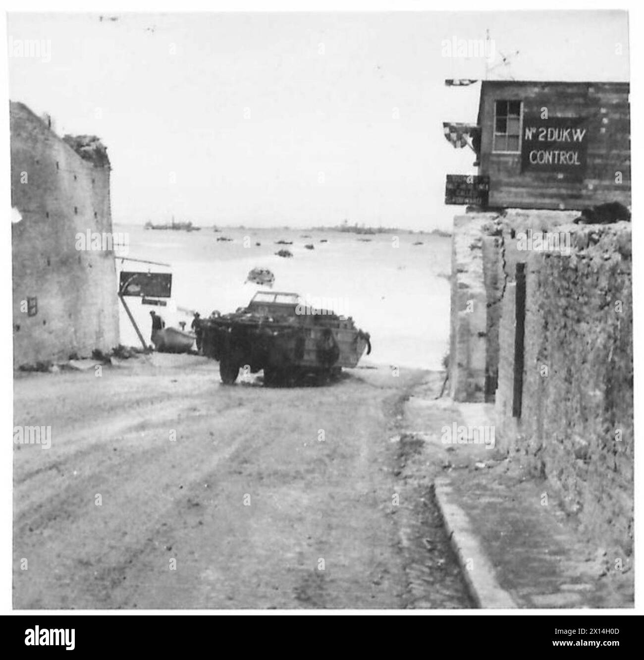 I veicoli anfibi DUKW caricano e scaricano rifornimenti al porto di Mulberry B, con circa 2.700 tonnellate movimentate al giorno dal 21st Army Group dell'esercito britannico. Foto Stock