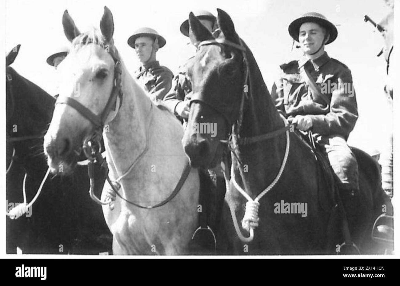 I membri della Guardia Nazionale servono in una pattuglia a cavallo, a cavallo come parte dei loro compiti e addestramento. Foto Stock