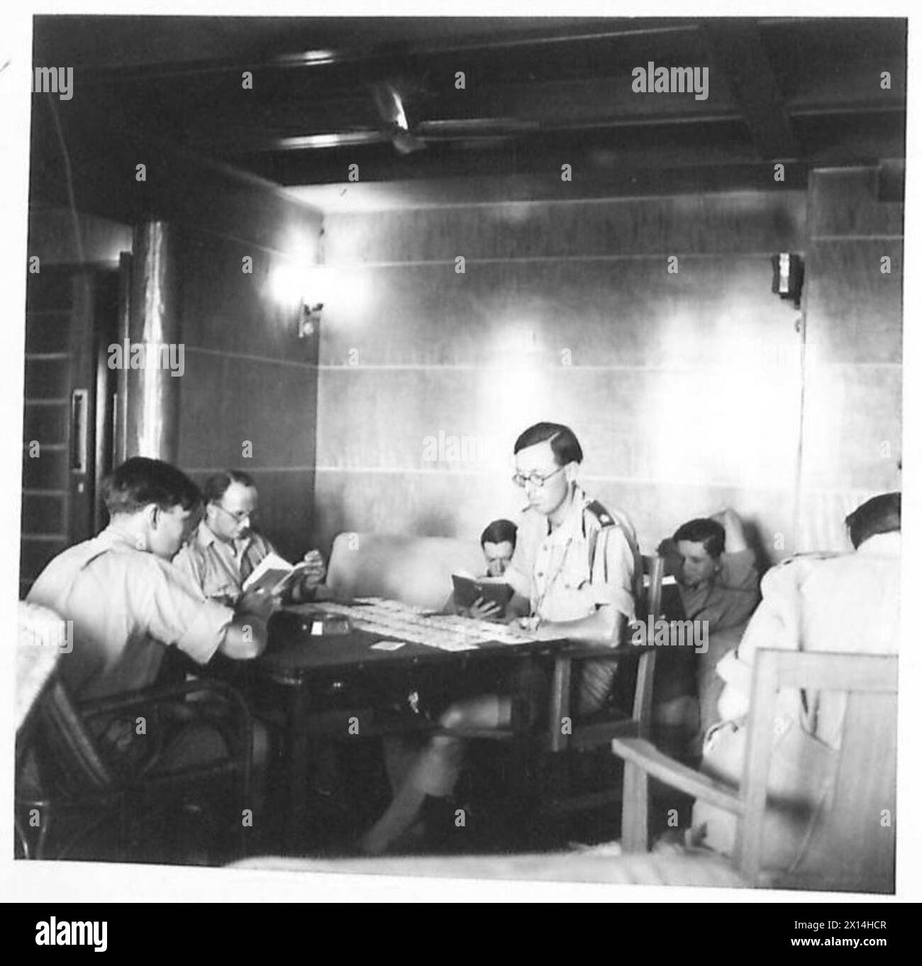 La sistemazione degli ufficiali viene mostrata a bordo di una nave d'invasione nella zona del Canale durante le operazioni combinate navali ed militari. Foto Stock