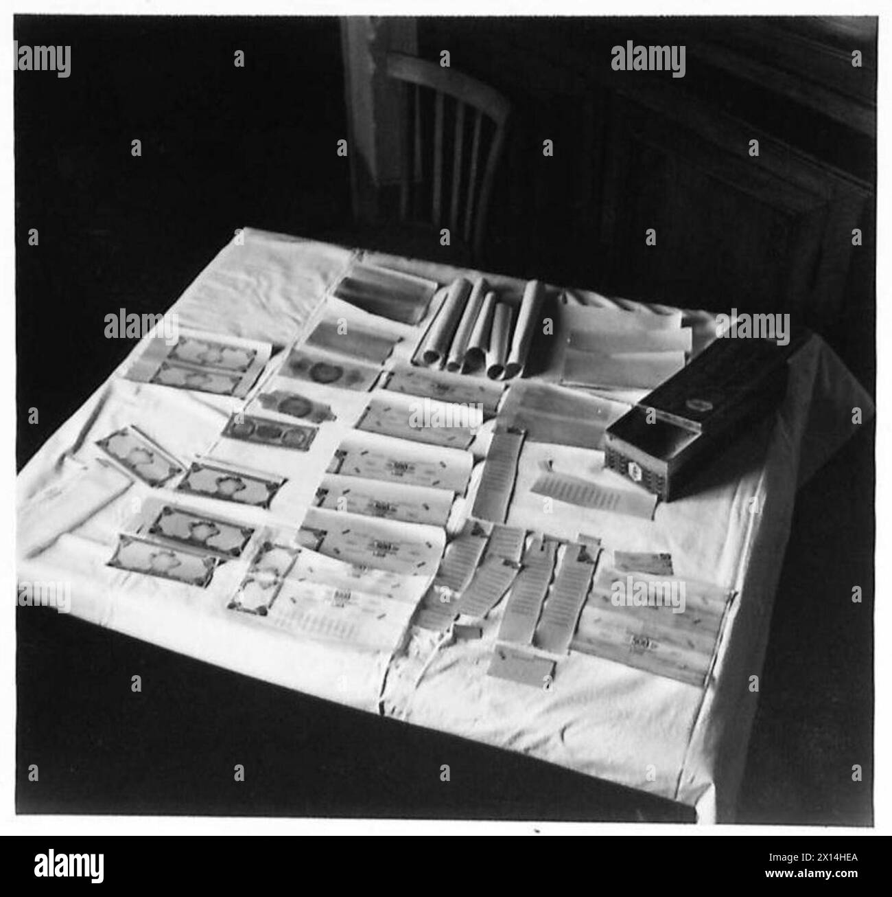 Condanna di falsari a Roma con prove chiave, tra cui una scatola di latta e il suo contenuto, documentata dall'esercito britannico. Foto Stock