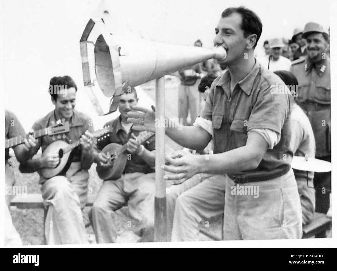 ARTE ITALIANA IN Un CAMPO DI polizia - il crooner e il suo megafono in stagno a benzina British Army Foto Stock