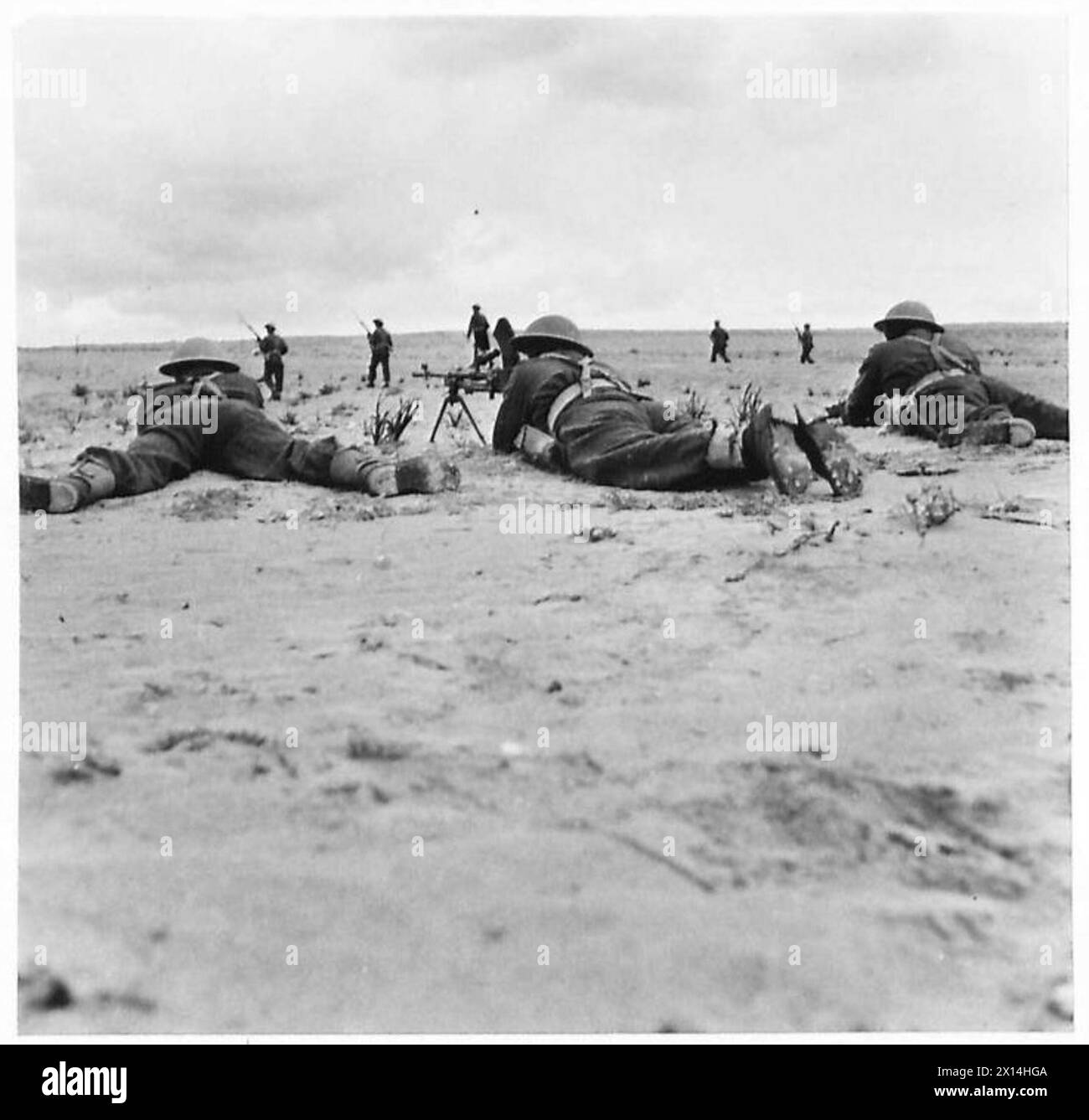 Una pattuglia del reggimento Black Watch avanzò verso Mersa Brega durante la seconda guerra mondiale. L'operazione prevedeva la messa in sicurezza di posizioni e l'avanzata attraverso posizioni strategiche nella campagna del Nord Africa. Foto Stock