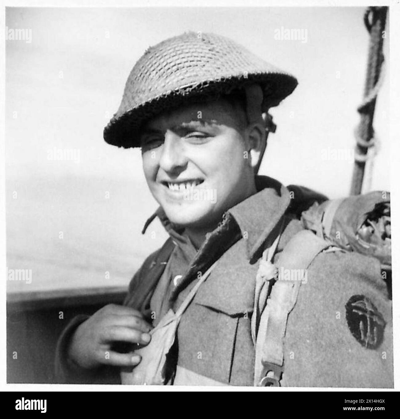Il soldato J. Crayford del Royal West Kent Regiment partecipò al nuovo sbarco alleato a sud di Roma durante la seconda guerra mondiale, rappresentando le forze che avanzavano in Italia. Foto Stock