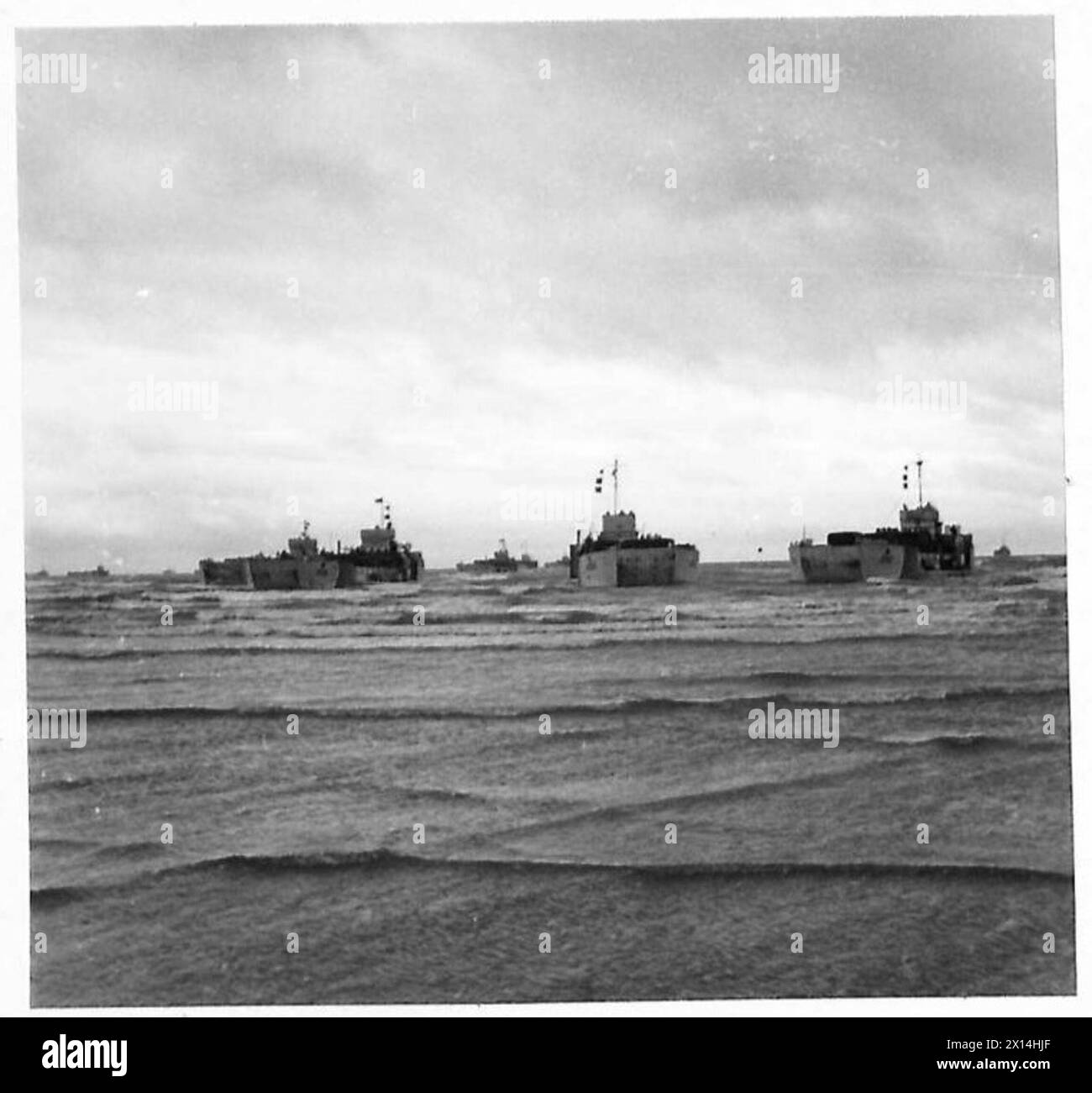 I mezzi da sbarco che trasportano camion pesanti arrivano a circa 100 metri dalla costa durante l'esercitazione "Porpoise"; profondità dell'acqua circa 6 metri, British Army. Foto Stock