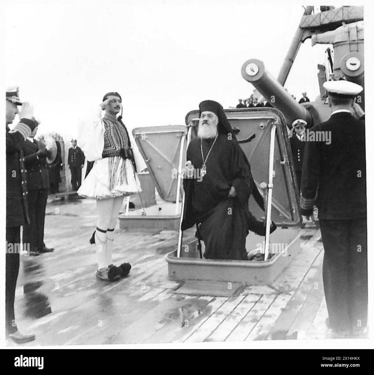 "L'arcivescovo Damaskinos, reggente di Grecia, esamina la flotta greca a bordo della nave da guerra Averof, dopo pranzo, con la presenza dell'esercito britannico." Foto Stock