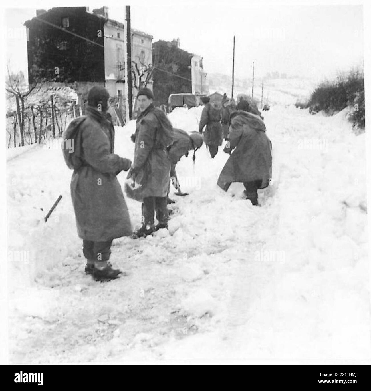 Le truppe dell'ottava armata britannica liberano la neve dalle rotte principali per mantenere i rifornimenti sul fronte durante le operazioni in Nord Africa, Sicilia, Italia, Balcani e Austria tra il 1942 e il 1946. Foto Stock