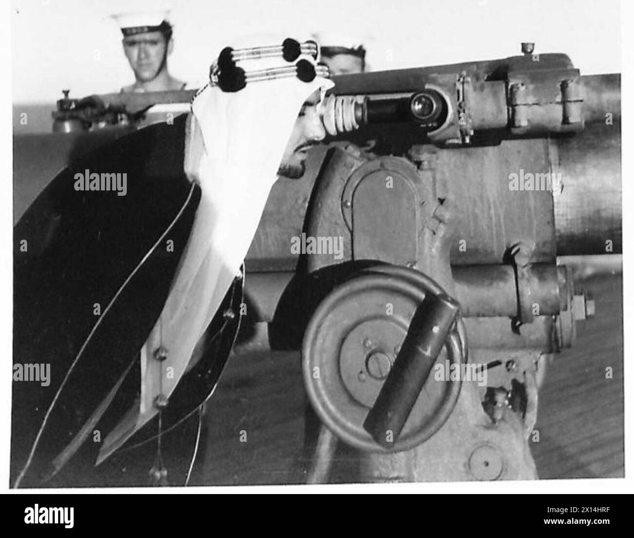 L'Emiro Mansur bin 'Abd al-'Aziz, sesto figlio del re Abd al-Aziz Ibn Saud, re dell'Arabia Saudita, esamina le attrazioni di un cannone navale a bordo della nave costiera canadese del Pacifico PRINCESS KATHLEEN durante il suo tour in Egitto. La nave fu inviata a Jeddah per portare l'Emiro Mansur ad Alessandria come ospite del comandante in capo, il generale Auchinleck. La visita mette in evidenza le relazioni diplomatiche e militari durante la seconda guerra mondiale Foto Stock