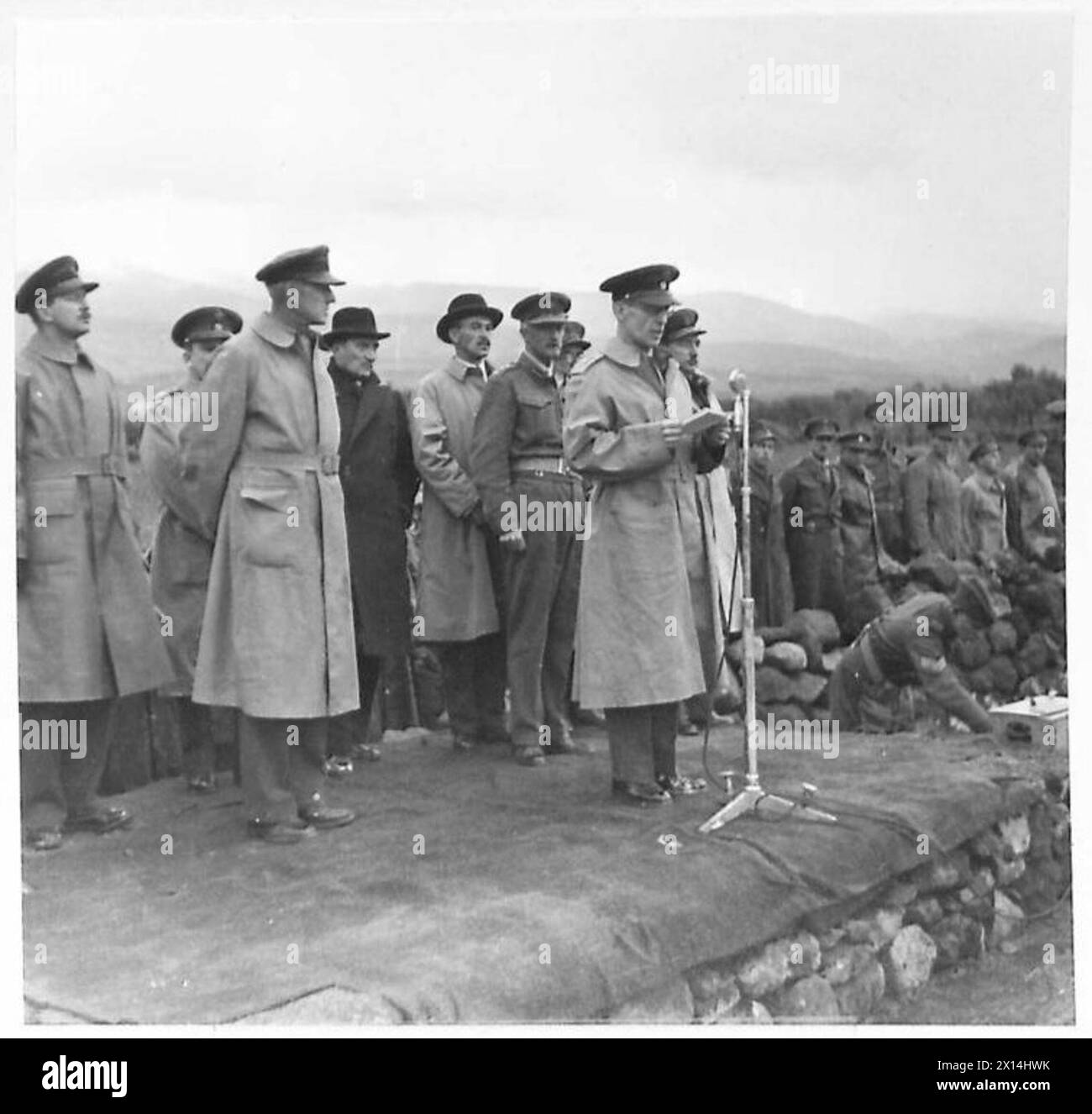 Il re greco si rivolge alle truppe durante le celebrazioni del giorno dell'indipendenza greca in Siria. Foto Stock