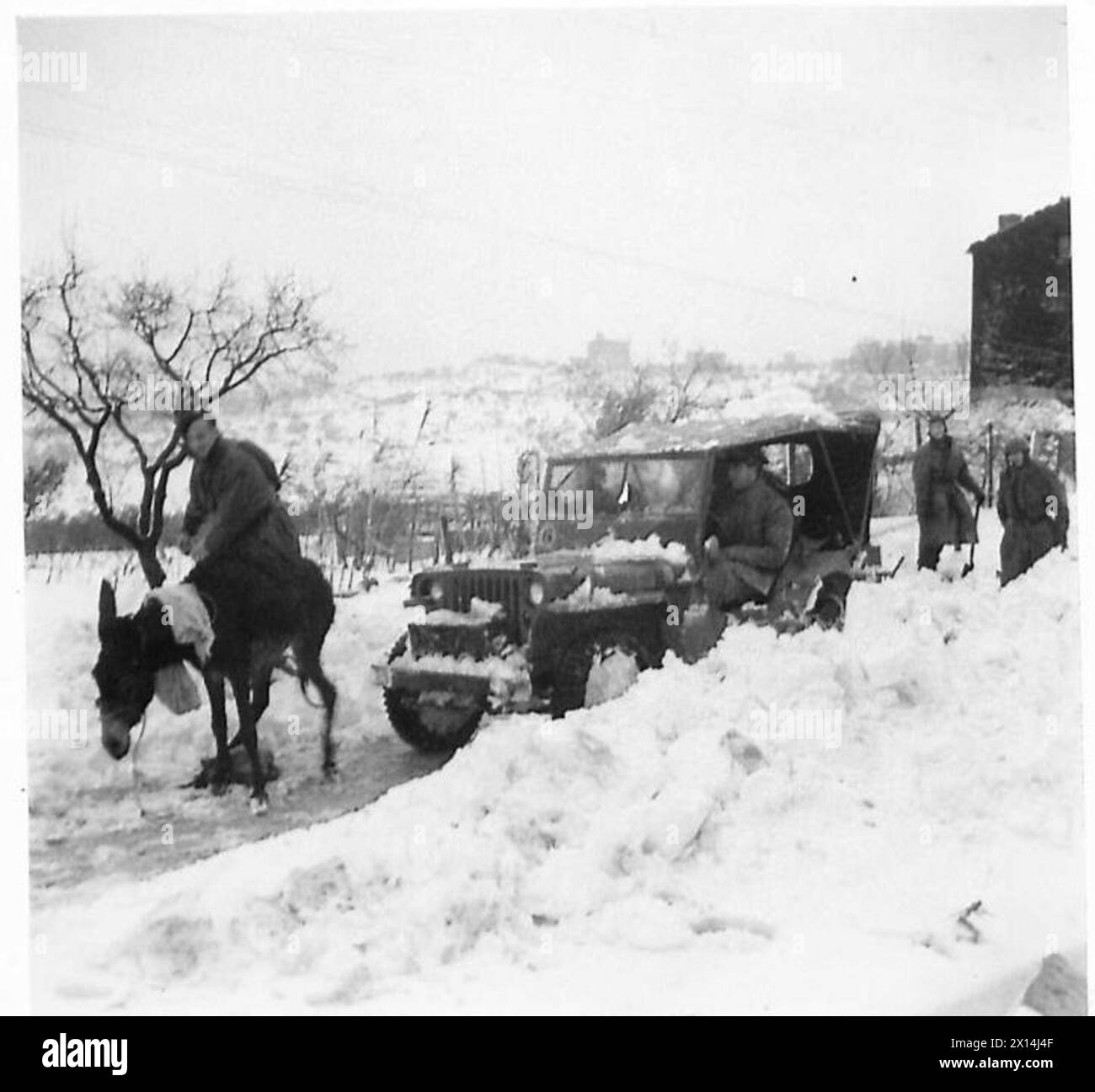 Le truppe britanniche liberano le principali rotte di rifornimento attraverso la neve precoce sul fronte dell'Ottava Armata durante le campagne in Nord Africa, Sicilia, Italia, Balcani e Austria tra il 1942 e il 1946. Foto Stock