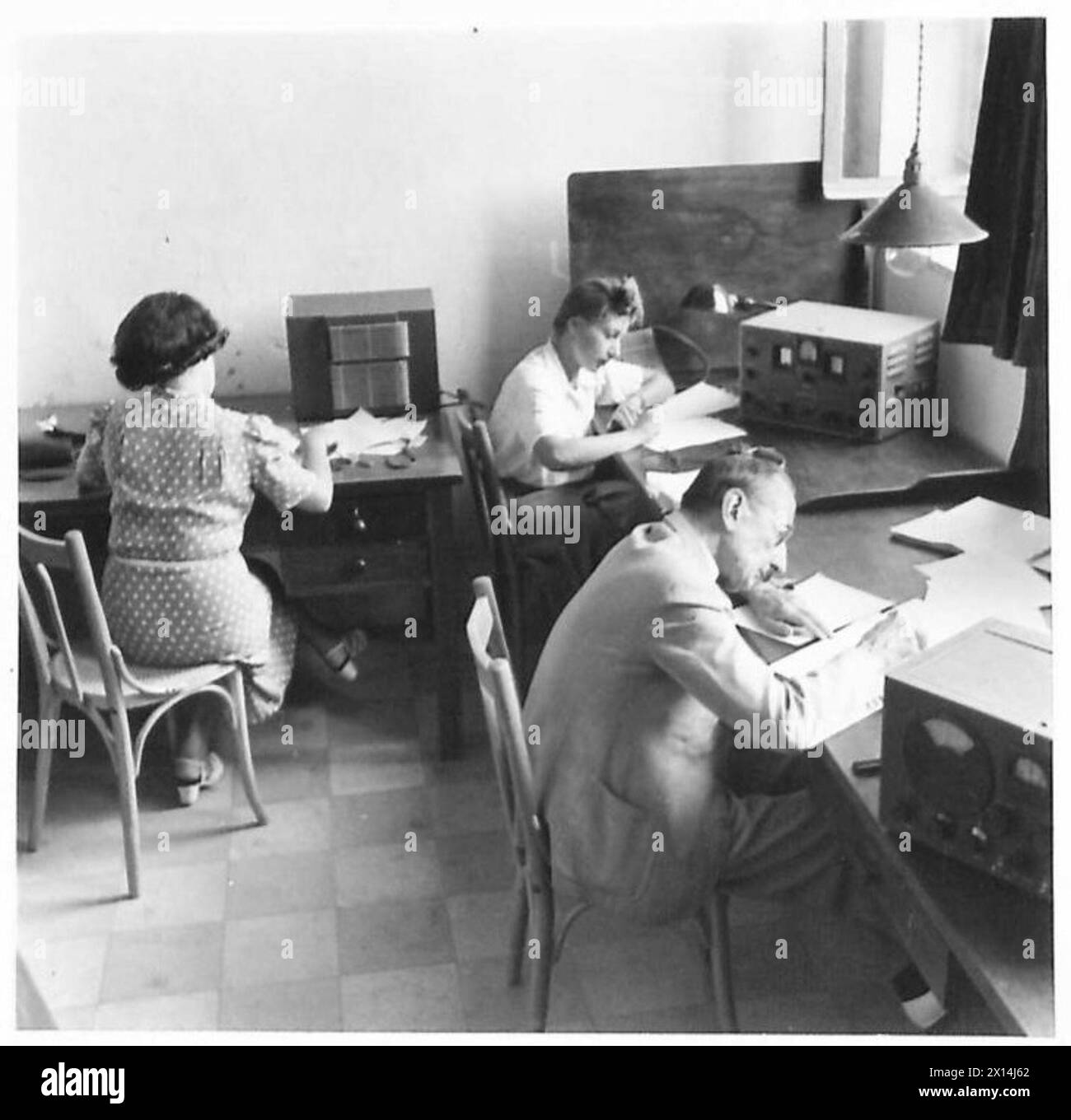 Il personale dell'esercito britannico raccoglie e monitora le notizie via radio in Siria. Foto Stock