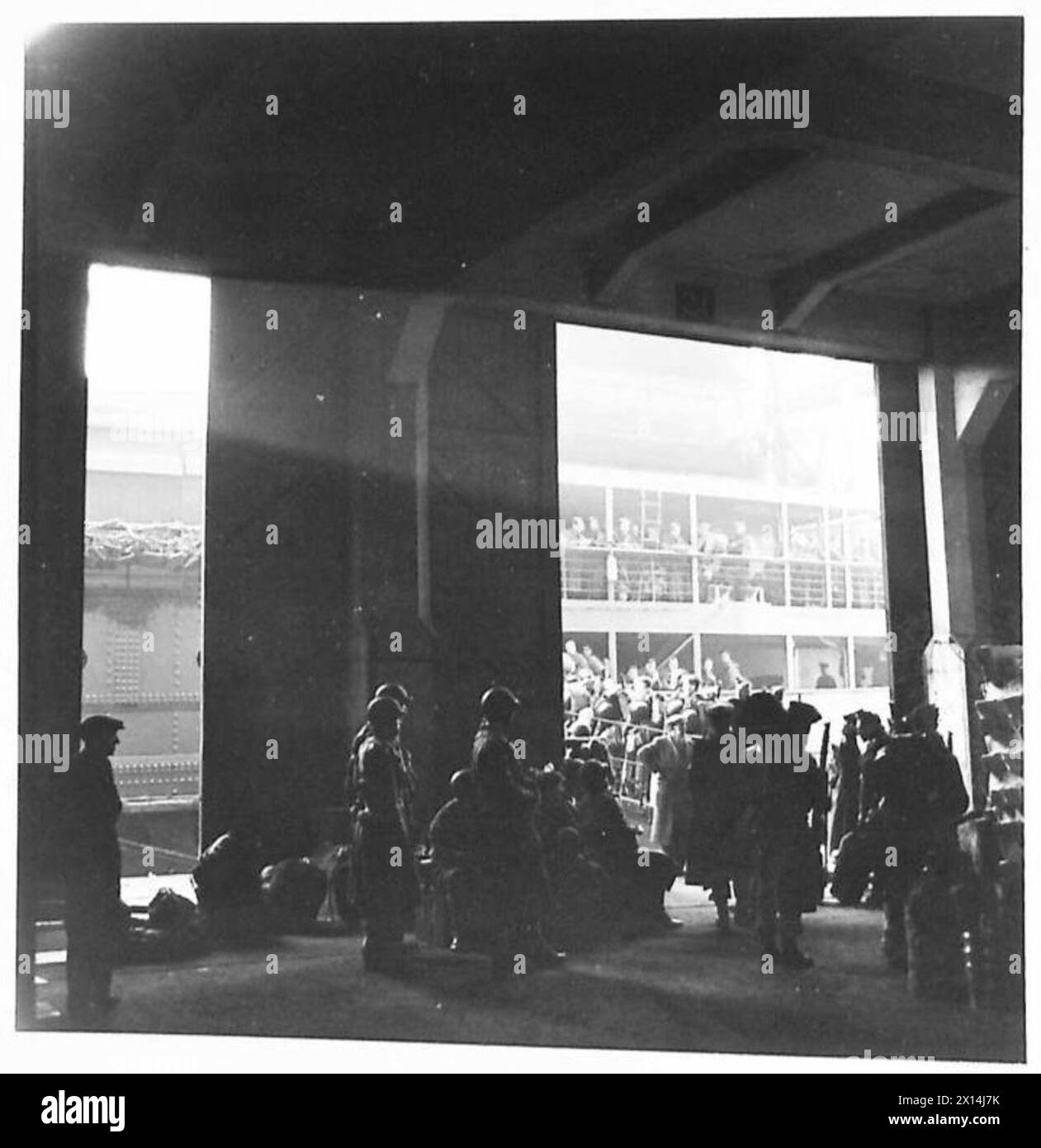 Le truppe britanniche e americane si imbarcano su una nave da trasporto per lo spiegamento, dimostrando il movimento militare e il coordinamento congiunto. Foto Stock