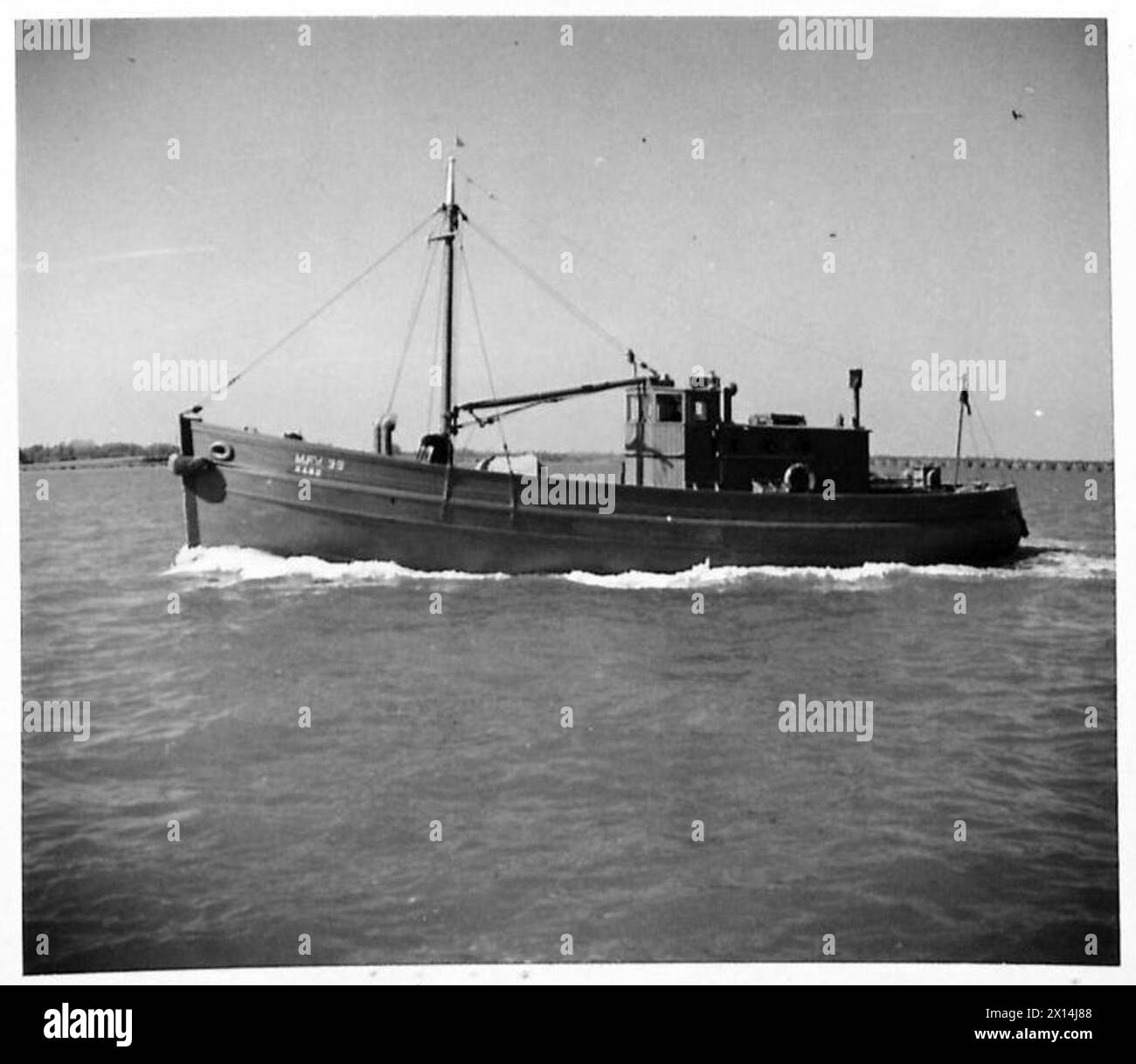 Un peschereccio a motore da 61 piedi è utilizzato dallo S.T.I.B. per un incarico speciale nelle operazioni dell'esercito britannico. Foto Stock