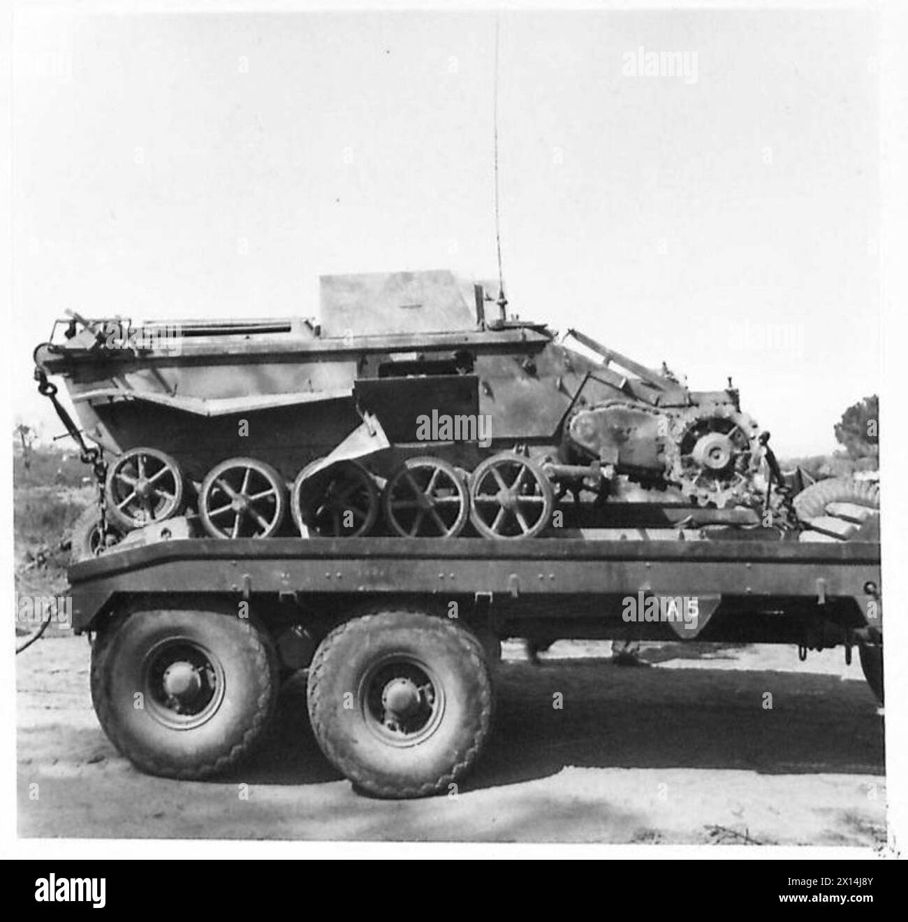 Un carro armato radiocontrollato viene catturato dalle forze alleate alla testa di ponte di Anzio durante le operazioni della Quinta Armata in Italia sotto l'esercito britannico. Foto Stock