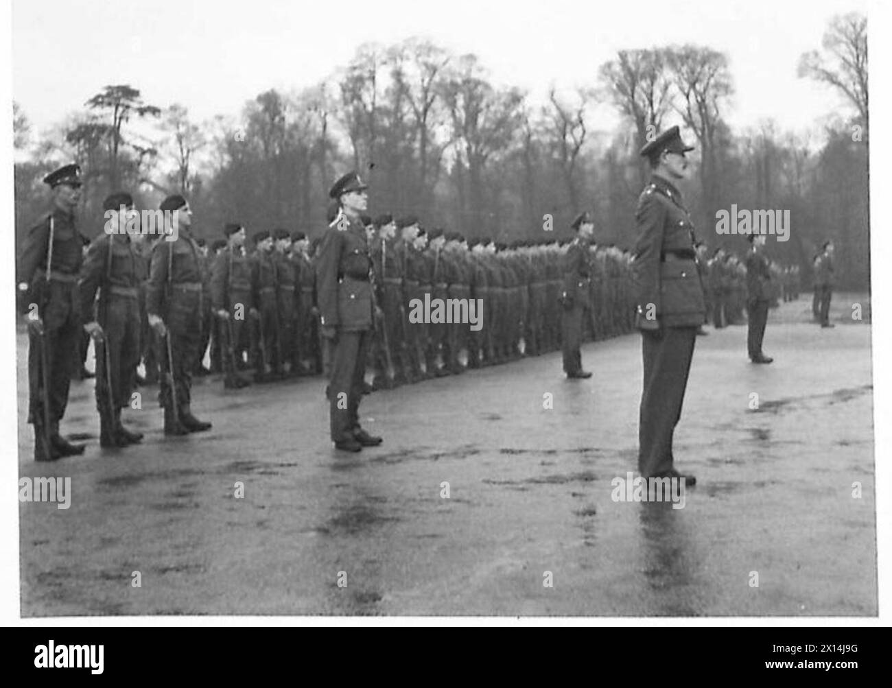 Nuovo battaglione del Worcestershire Regiment in parata durante la cerimonia di incorporazione, vecchio battaglione cadre in primo piano. Foto Stock