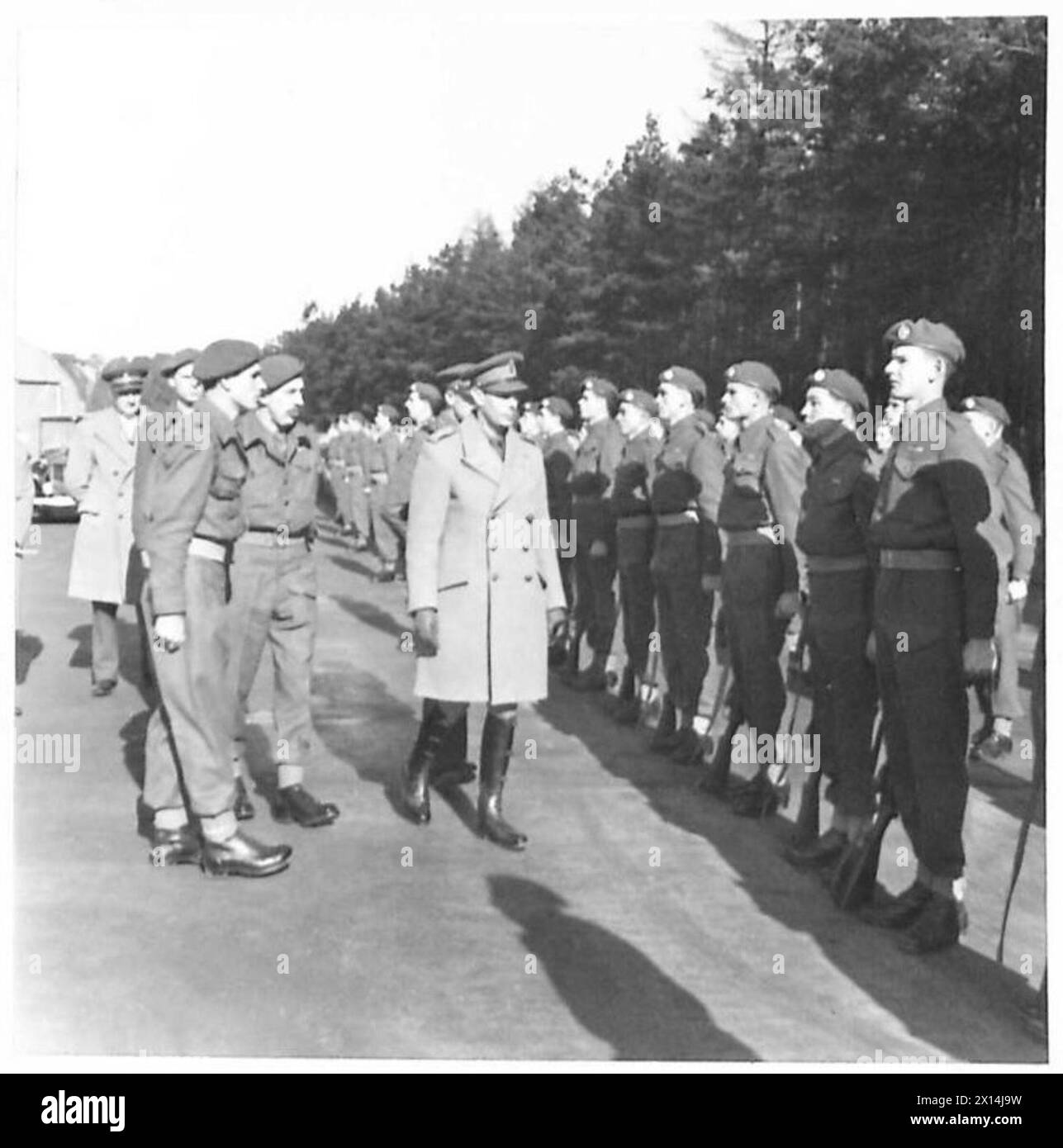Sua Maestà il Re ispeziona il personale del 1° Battaglione, Rifle Brigade durante una visita alle truppe d'invasione. Foto Stock