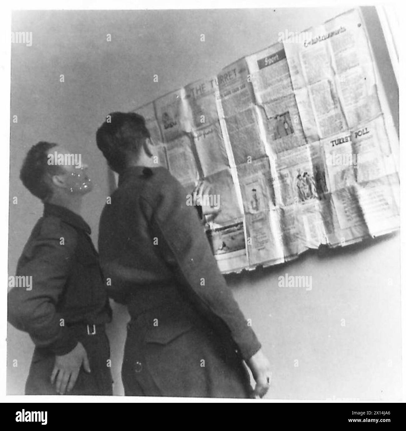 L'Army Bureau of Current Affairs sostiene la creazione di Wall-Newspapers, edito da NCO o soldati in una compagnia o battaglione. Queste pubblicazioni includono ritagli di giornali, immagini, lettere all'editore, sondaggi di opinione e contenuti editoriali. Foto Stock