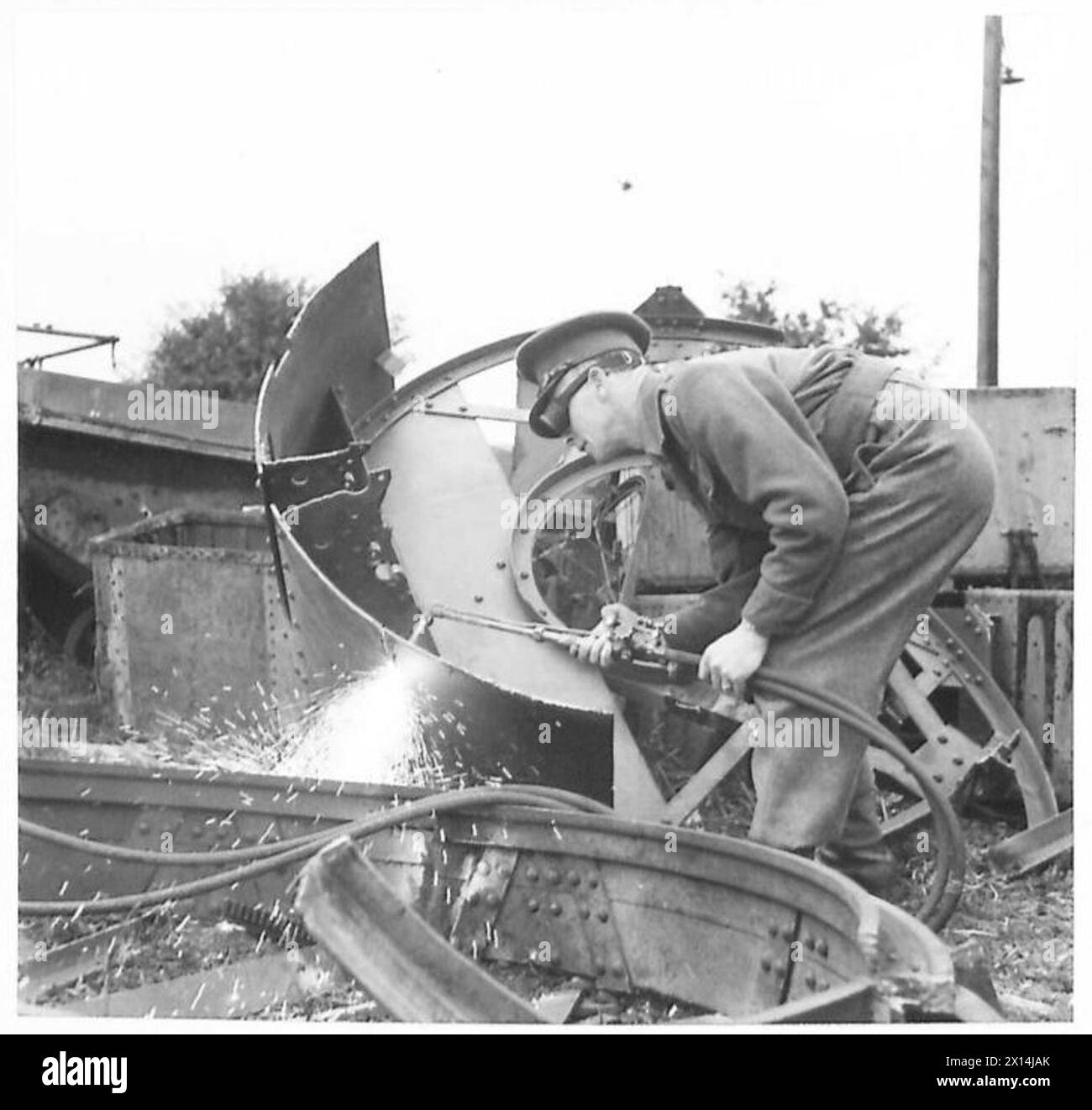 I soldati dell'esercito britannico gestiscono e selezionano i materiali in una discarica di salvataggio durante i compiti operativi. Foto Stock I soldati dell'esercito britannico gestiscono e selezionano i materiali in una discarica di salvataggio durante i compiti operativi. Foto Stock