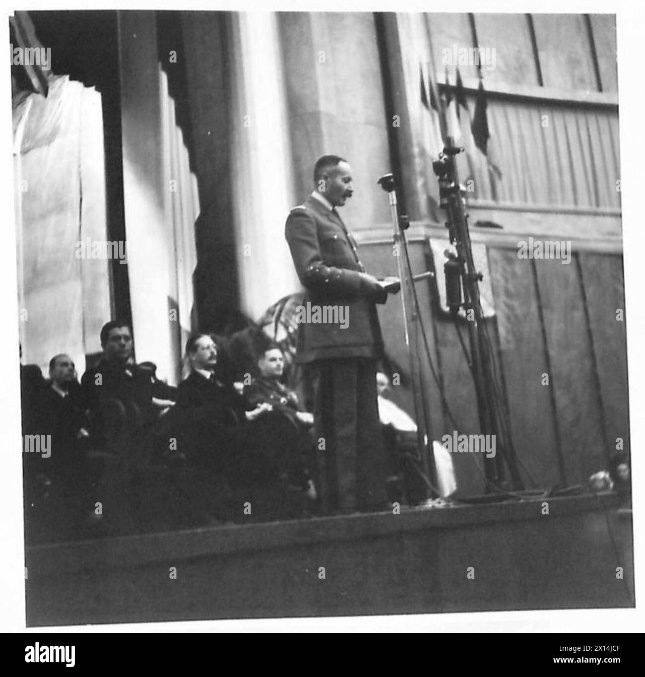 Il generale Giraud tiene un discorso in Nord Africa, con il signor MacMillan, il ministro britannico, seduto dietro di lui. Foto Stock