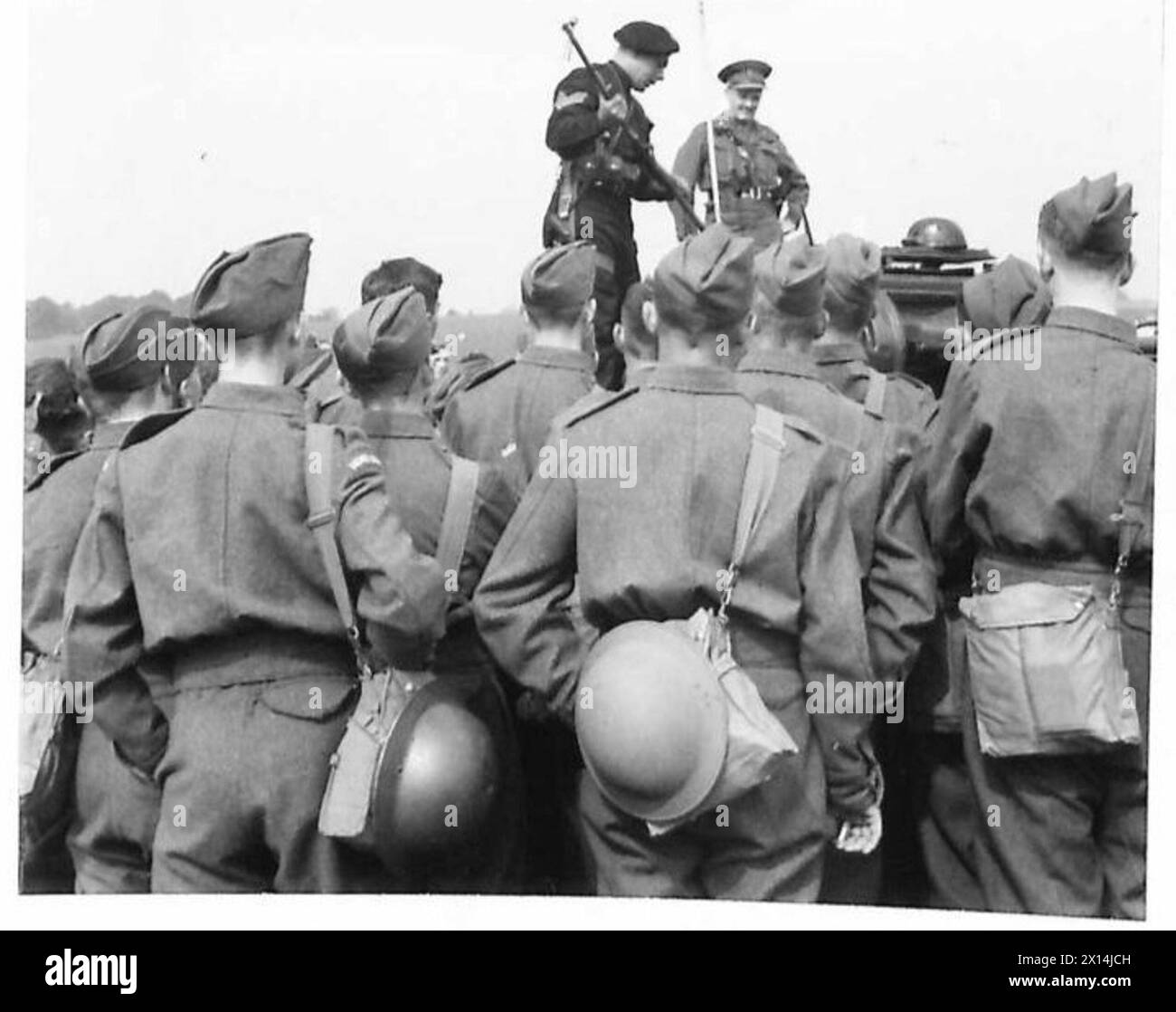 Un sergente del Royal Tank Regiment informa i membri della Home Guard sul carro armato Valentine. Foto Stock