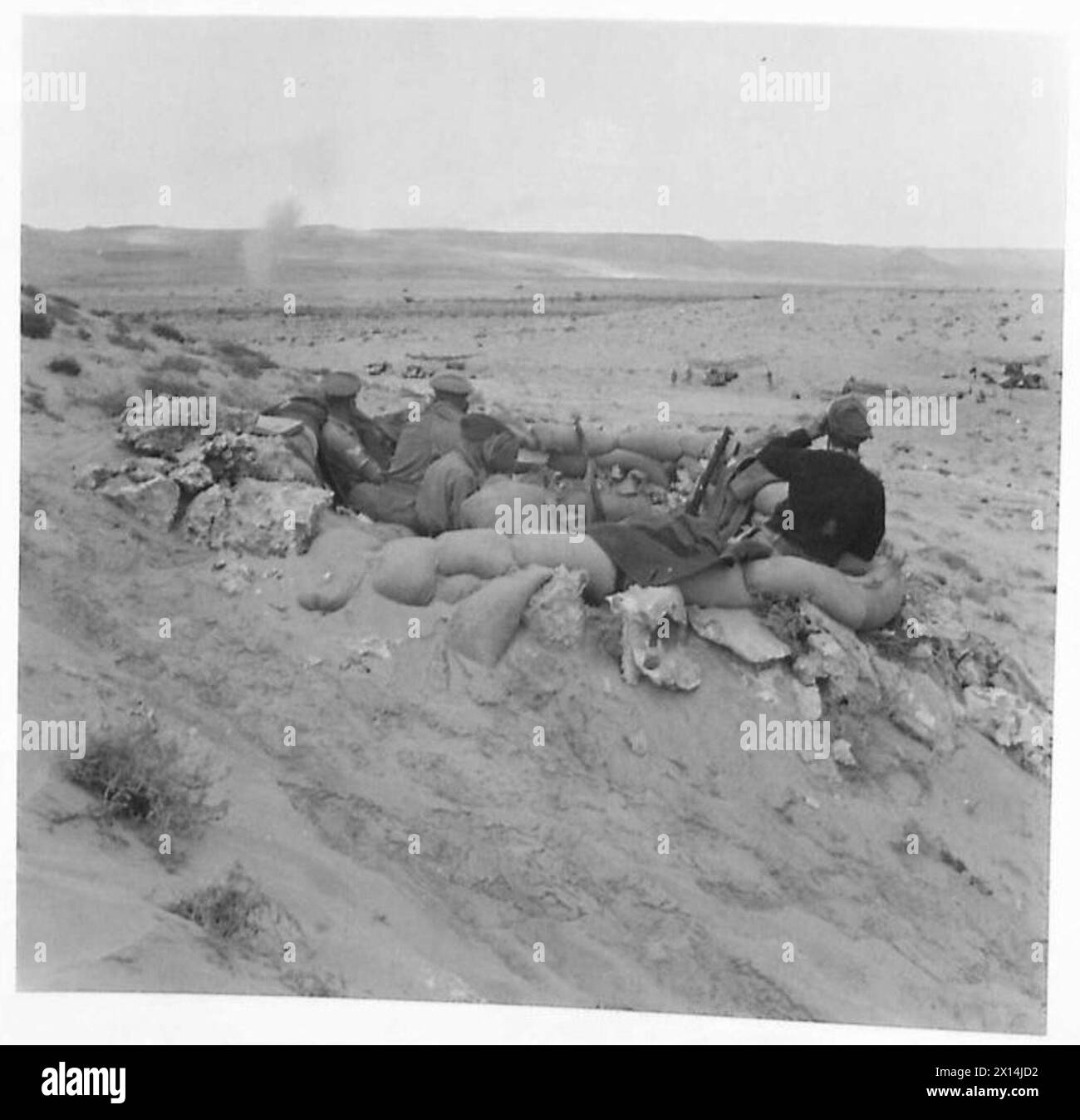 Un avamposto dell'esercito britannico sul fronte occidentale osserva distanti esplosioni di proiettili vicino al Hell Fire Pass, mantenendo la vigilanza in una zona di combattimento. Foto Stock