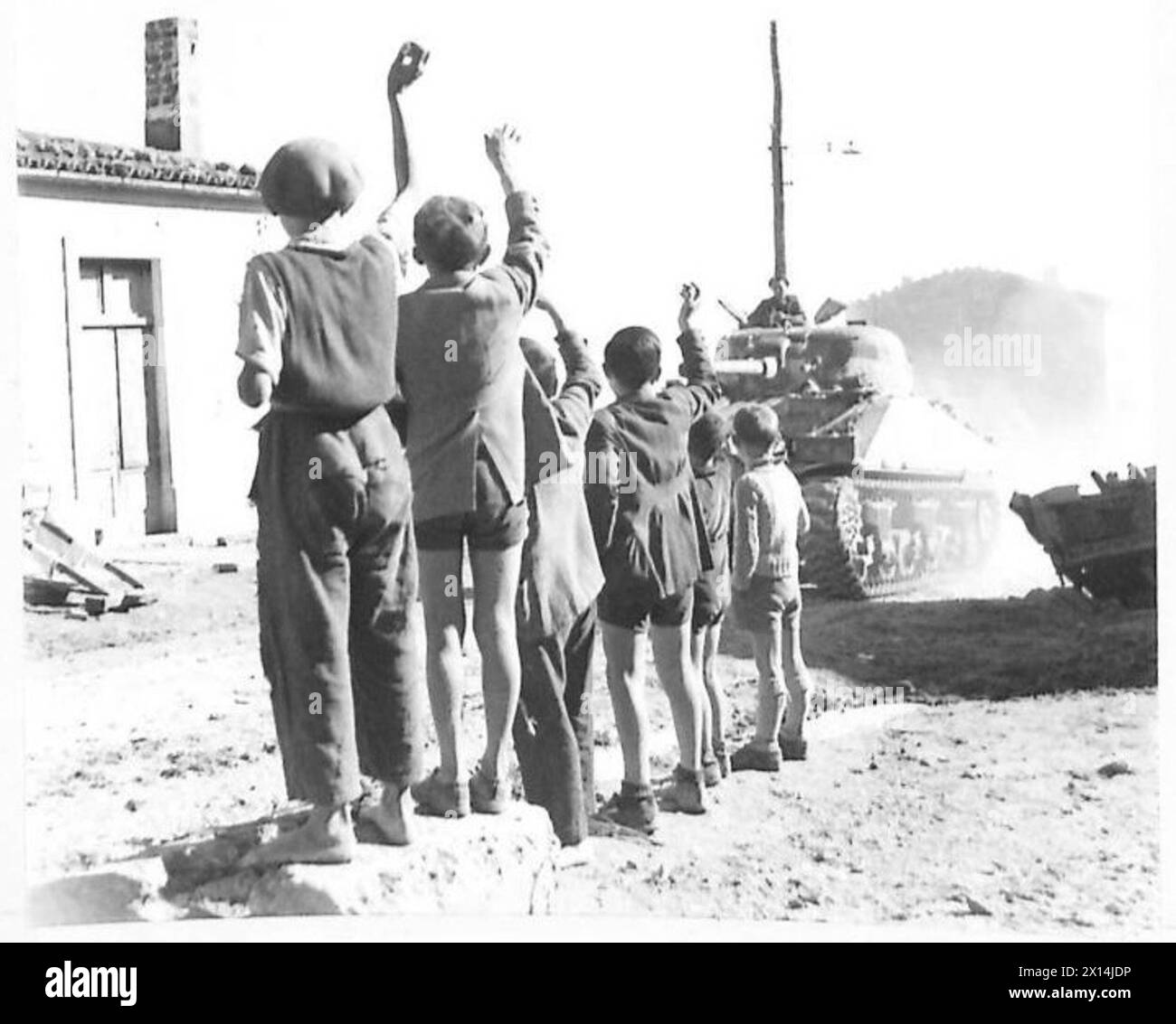 I bambini italiani a Guglionesi si spostano verso il fiume Trigno durante la seconda guerra mondiale Foto Stock