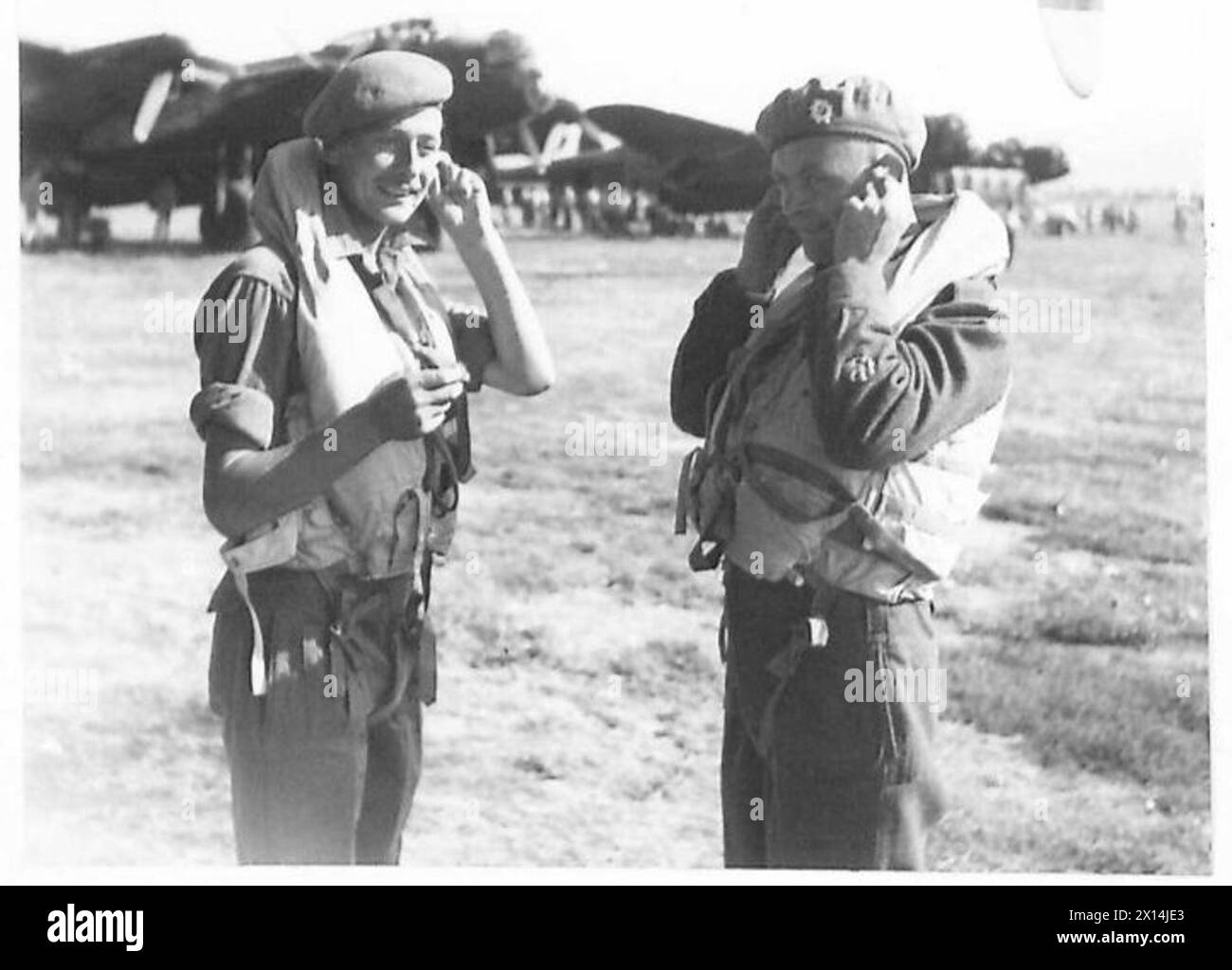 Pte. W.G. Dickson di Edimburgo e MSM A.S. Hucker di Bridgewater mettono la lana di cotone nelle loro orecchie prima di volare a casa in Italia. Foto Stock