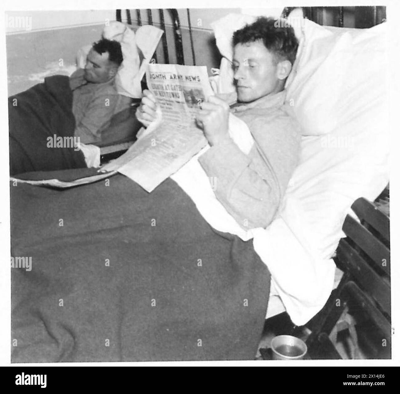 Infermiera in prima linea con l'Ottava Armata britannica in Italia frequenta un paziente in recupero, il Fusilier Davis di Londra, evidenziando le cure mediche durante le operazioni militari. Foto Stock