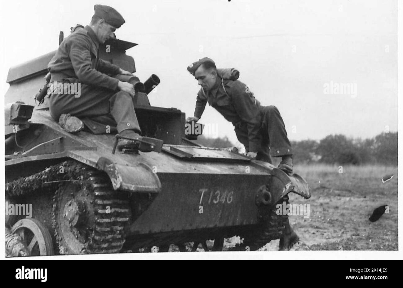 Il Sergeant Instructor fa avanzare il soldato Langley all'addestramento dei carri leggeri dopo aver compiuto progressi soddisfacenti dall'istruzione iniziale di fanteria nell'esercito britannico. Foto Stock Il Sergeant Instructor fa avanzare il soldato Langley all'addestramento dei carri leggeri dopo aver compiuto progressi soddisfacenti dall'istruzione iniziale di fanteria nell'esercito britannico. Foto Stock