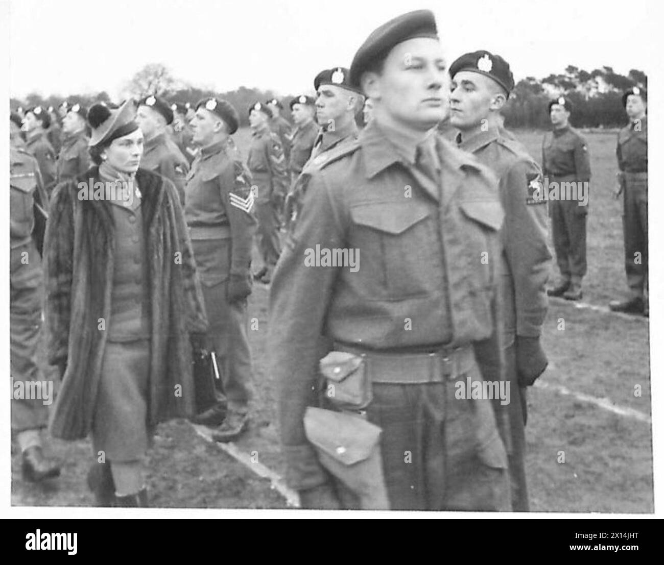 La duchessa di Gloucester visita il 7th Battalion, King's Own Scottish Borderers; i localizzatori paracadutisti si coordinano con gli equipaggi della RAF prima di un'invasione. Foto Stock La duchessa di Gloucester visita il 7th Battalion, King's Own Scottish Borderers; i localizzatori paracadutisti si coordinano con gli equipaggi della RAF prima di un'invasione. Foto Stock